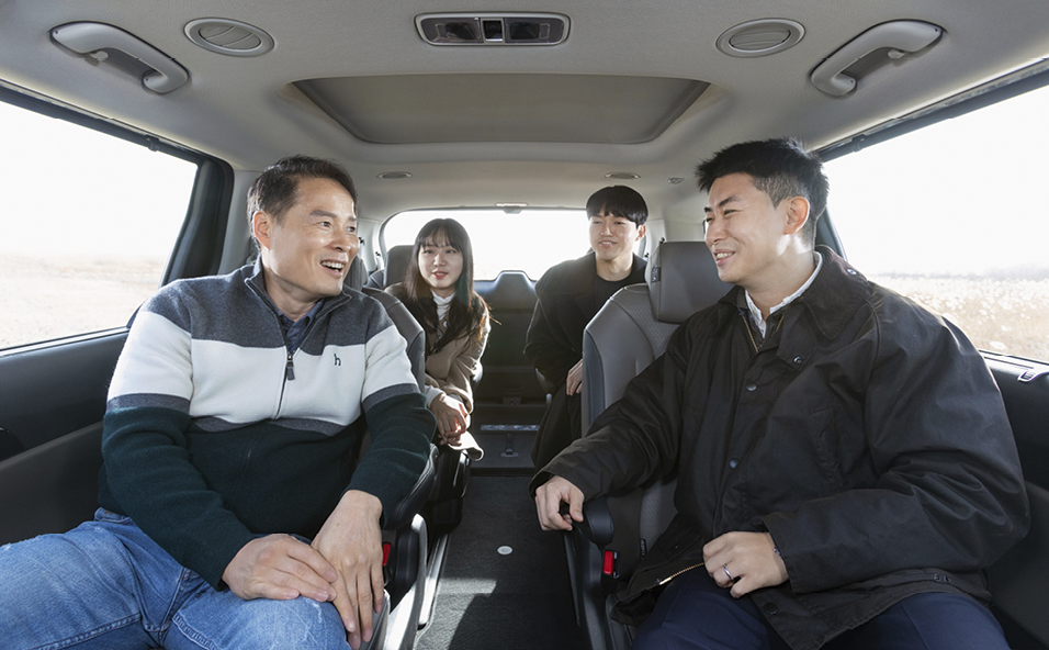 Researchers in charge chatting inside the Kia The New Carnival Hybrid
