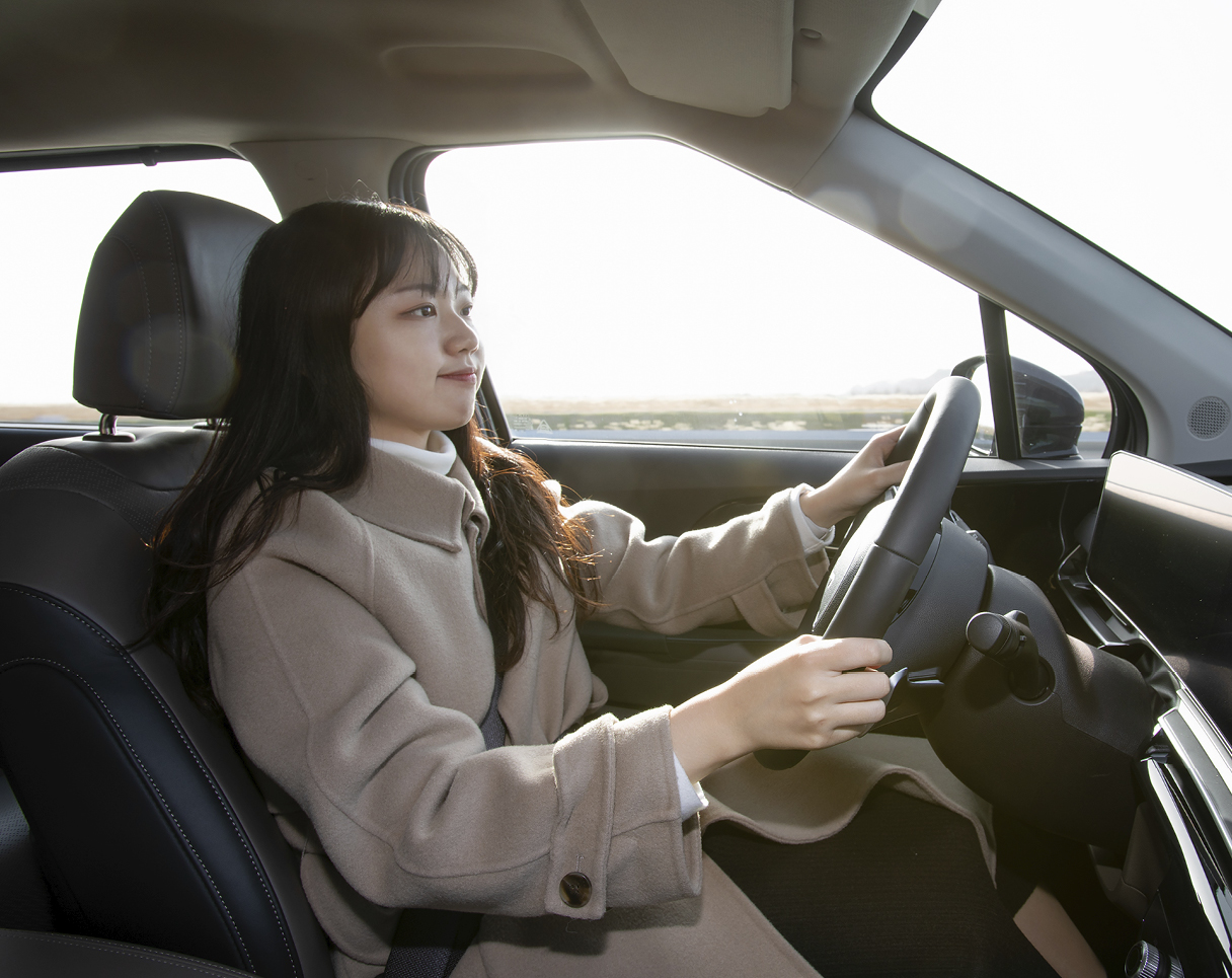 기아 더 뉴 카니발 하이브리드를 운전하는 담당 연구원의 모습