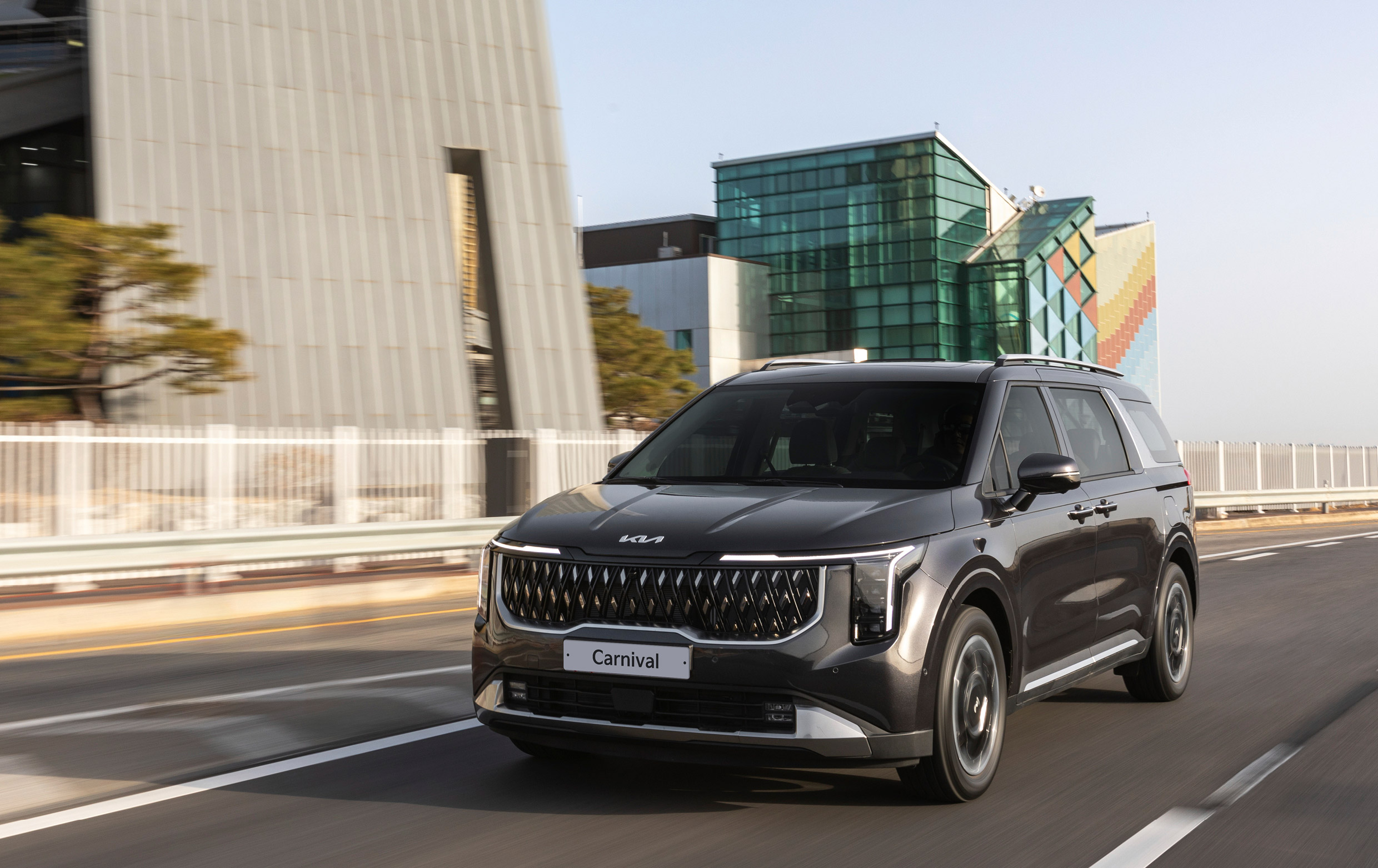 Kia the new carnival hybrid in motion