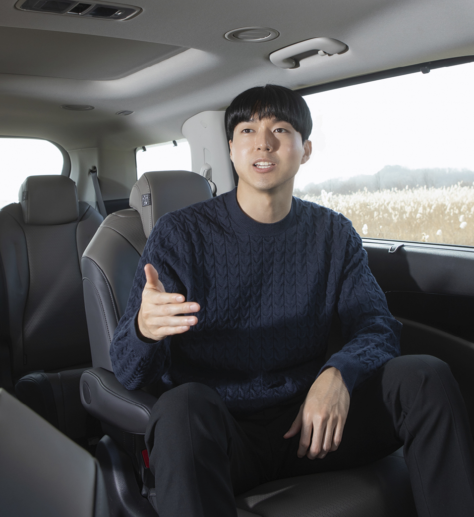 기아 더 뉴 카니발 하이브리드의 실내에서 설명하는 담당 연구원의 모습