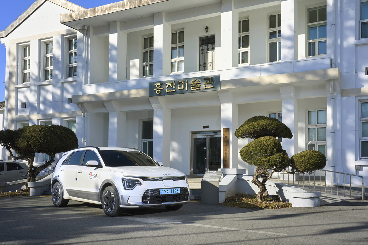 건물 앞에 정차해 있는 위블 비즈 차량