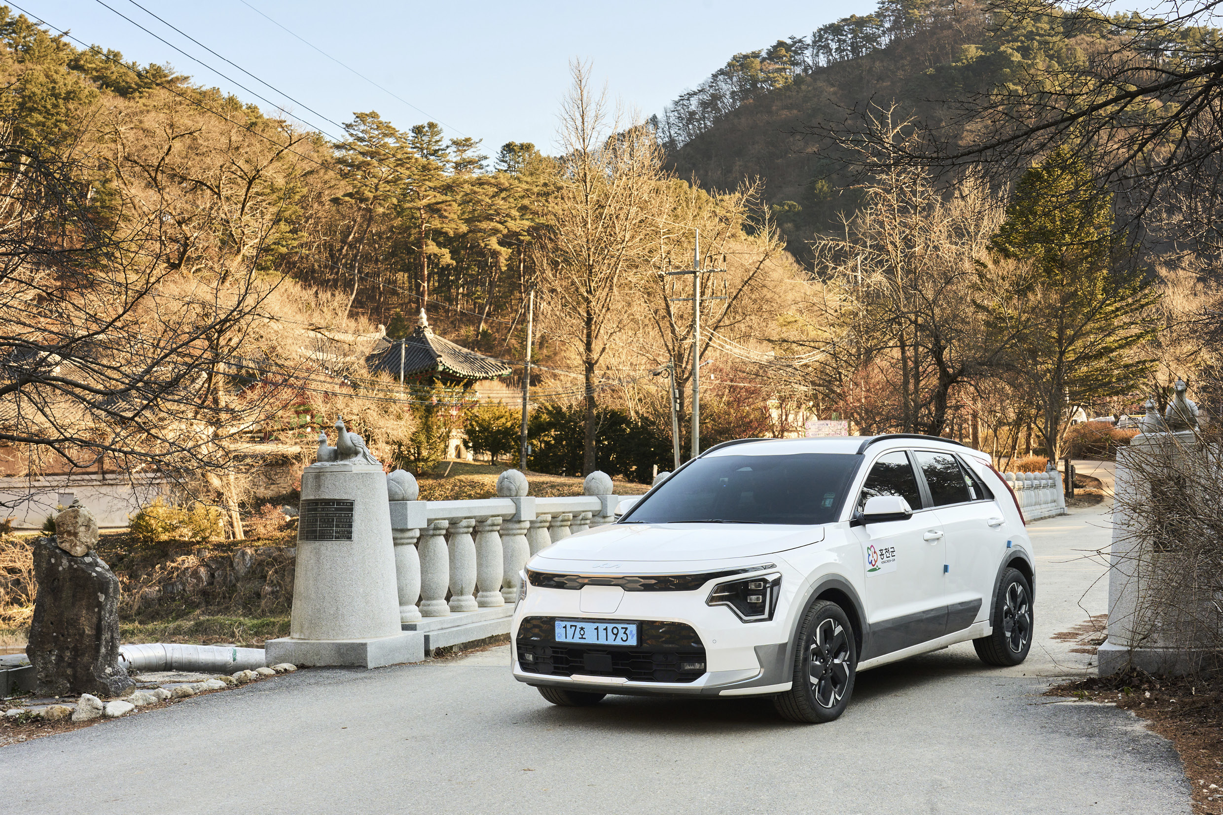 숲 속의 다리 앞에 서있는 위블 비즈 차량