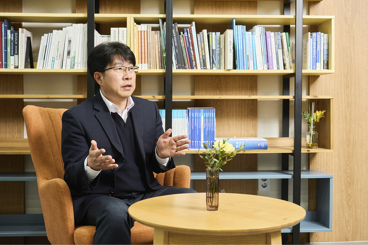 홍천군청 신대웅 주무관이 위블 비즈 사용 소감을 이야기하는 모습