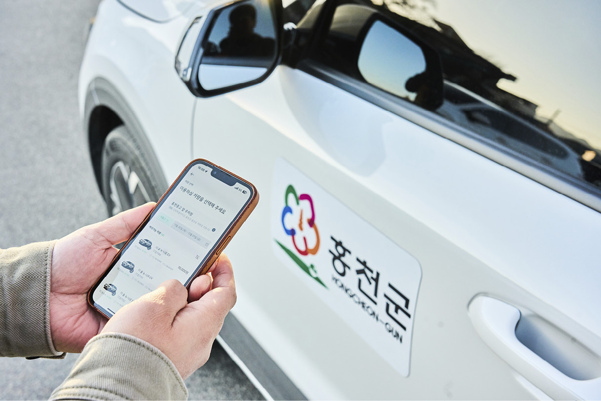 스마트폰으로 위블 비즈를 사용하는 모습