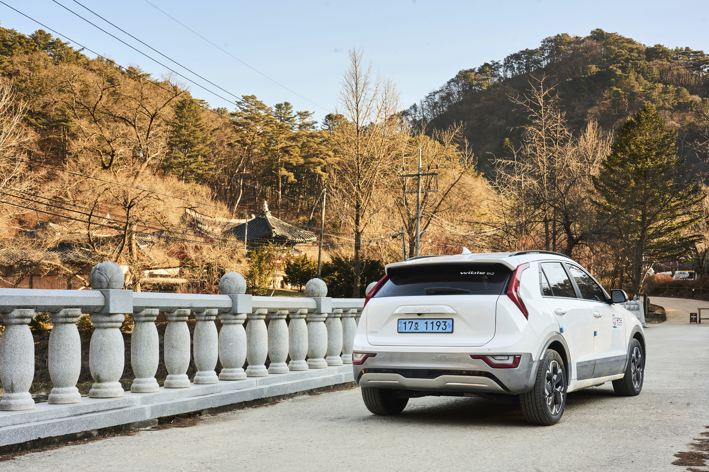 숲 속 다리 위에 서있는 위블 비즈 차량의 모습