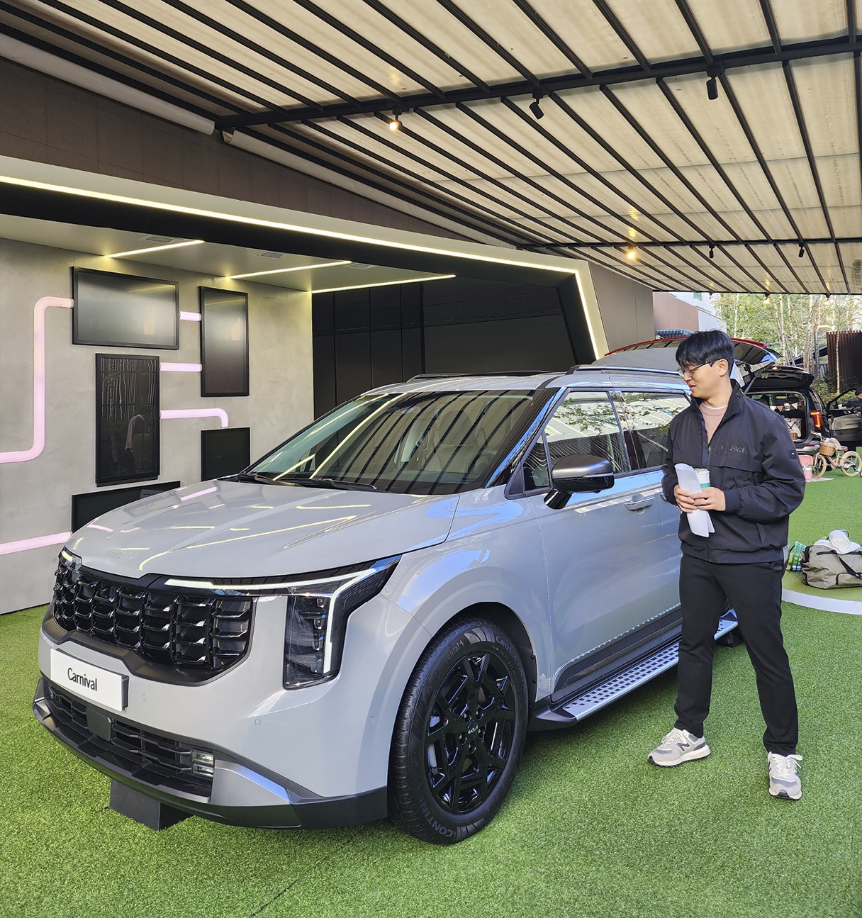 기아 더 뉴 카니발을 설명하고 있는 담당 연구원의 모습