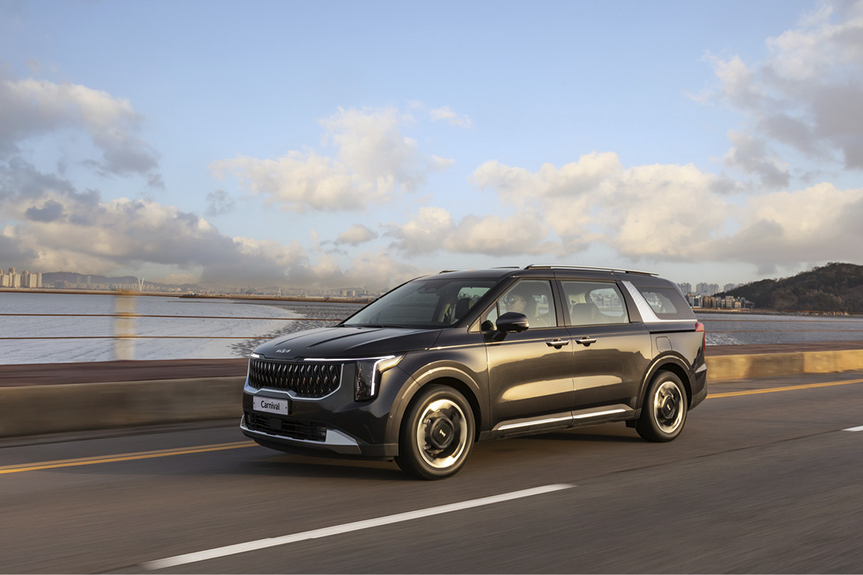 기아 더 뉴 카니발 하이브리드의 주행 모습