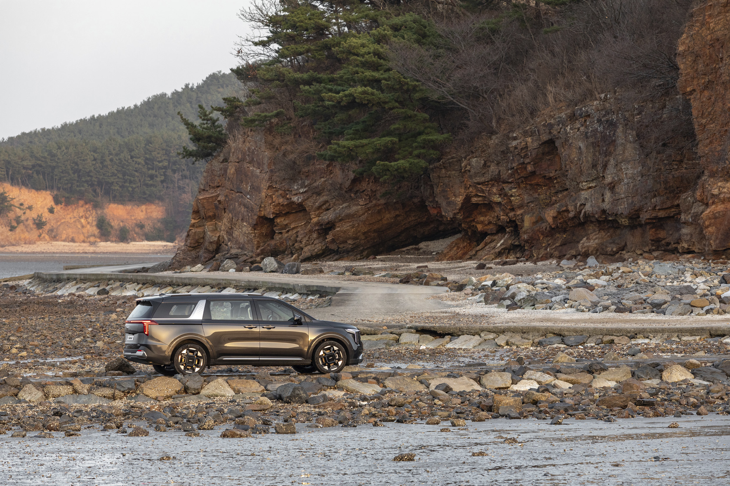 기아 더 뉴 카니발 하이브리드의 옆모습
