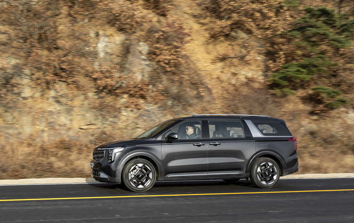 Kia the new carnival hybrid in motion