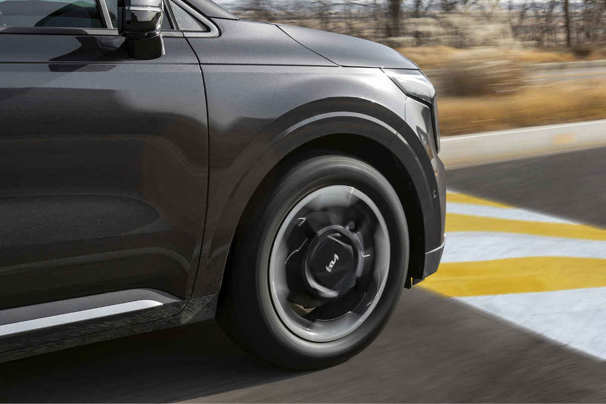 기아 더 뉴 카니발 하이브리드의 주행 중 앞바퀴 모습