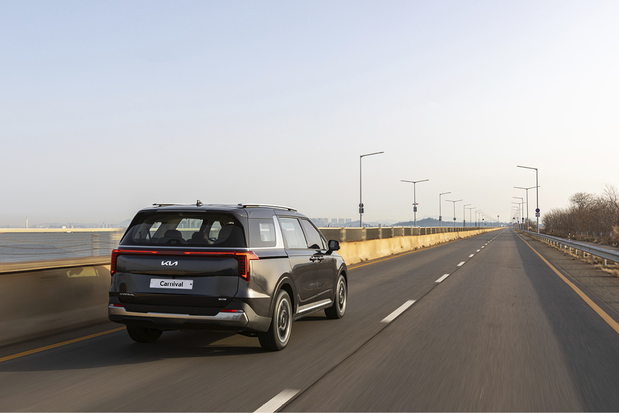 기아 더 뉴 카니발 하이브리드의 주행 모습