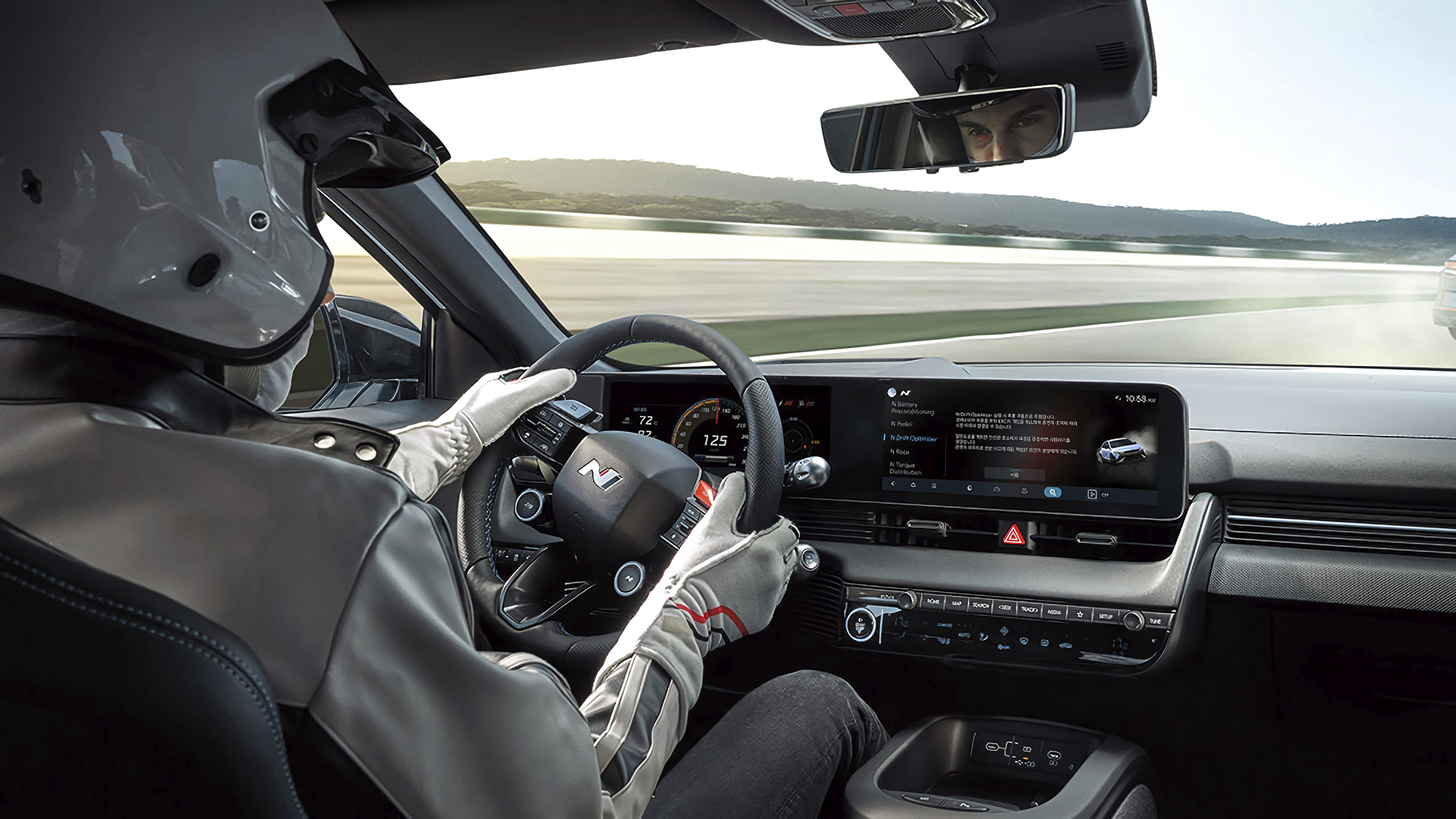 운전자가 아이오닉 5 N을 운전하는 모습