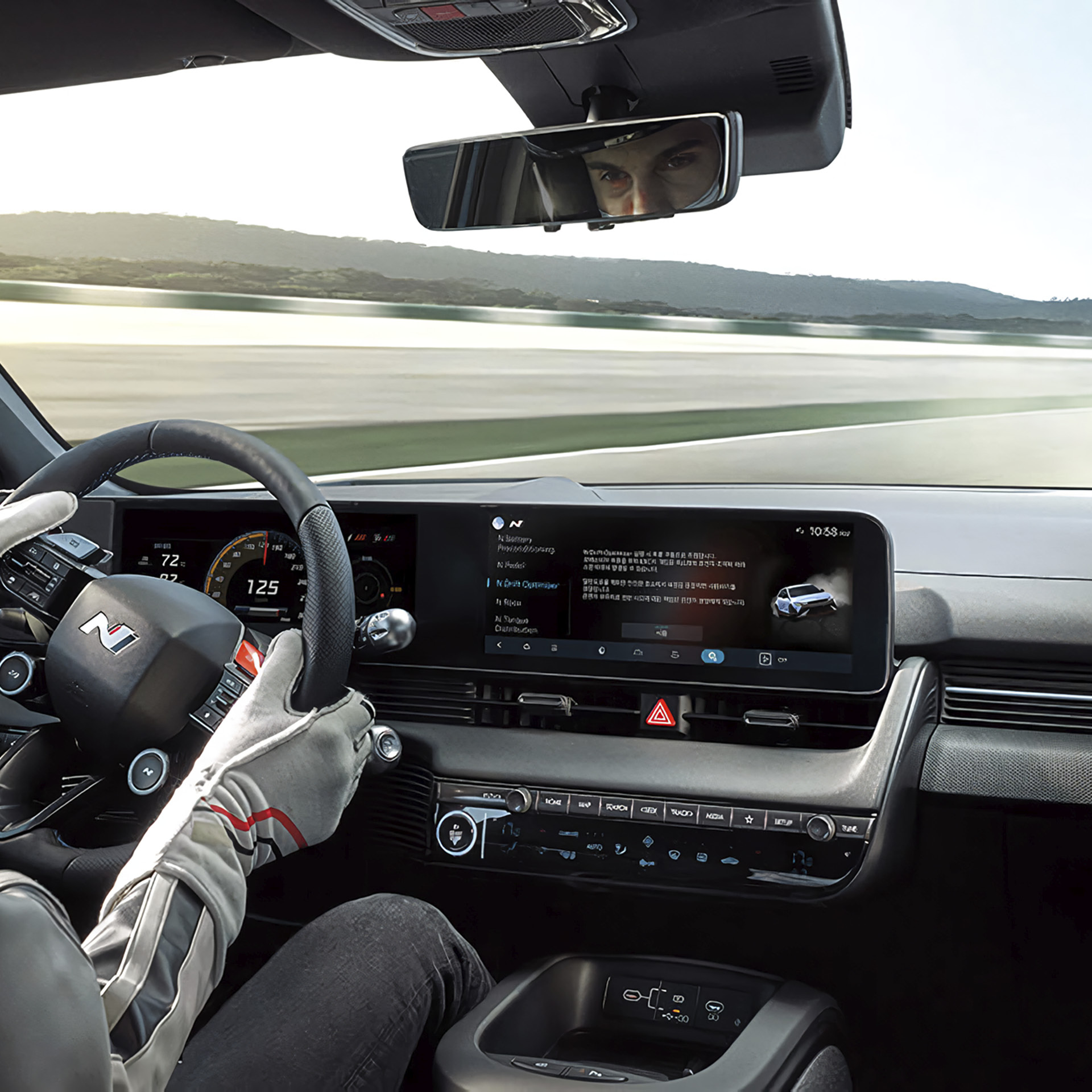 운전자가 아이오닉 5 N을 운전하는 모습