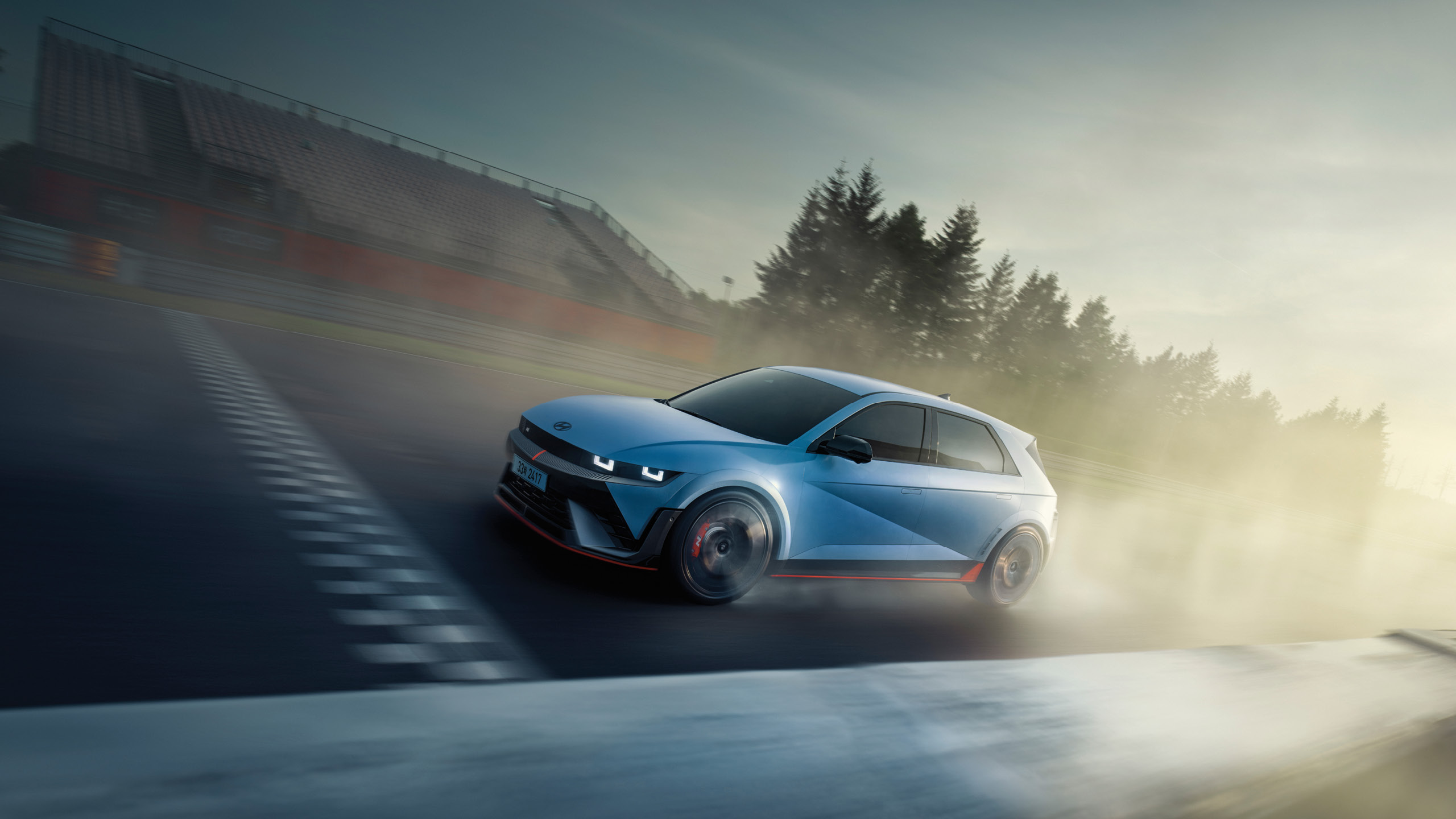 아이오닉 5 N이 트랙을 달리고 있는 모습