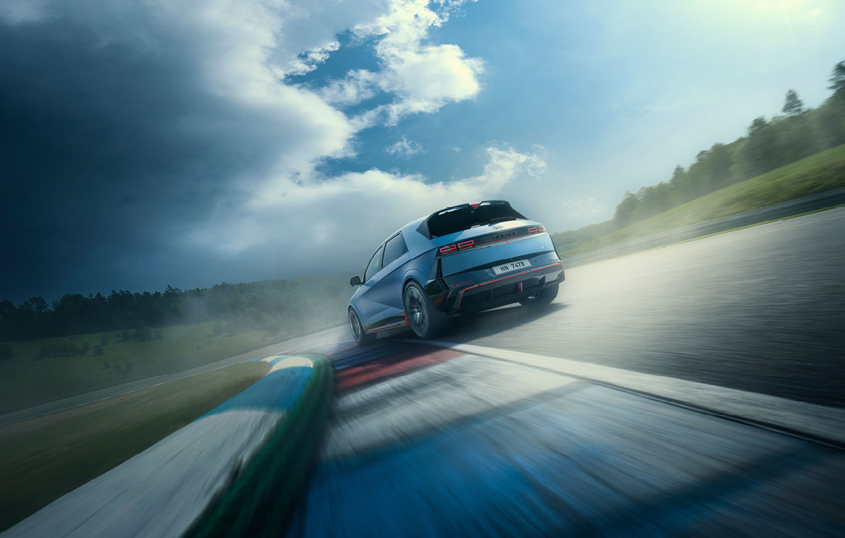 트랙을 주행 중인 아이오닉 5 N