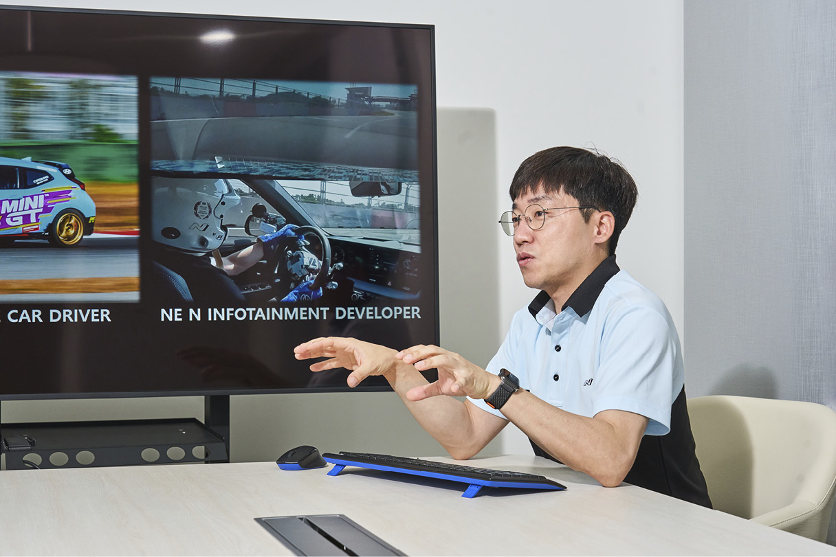 질의에 답변 중인 김효원 책임연구원