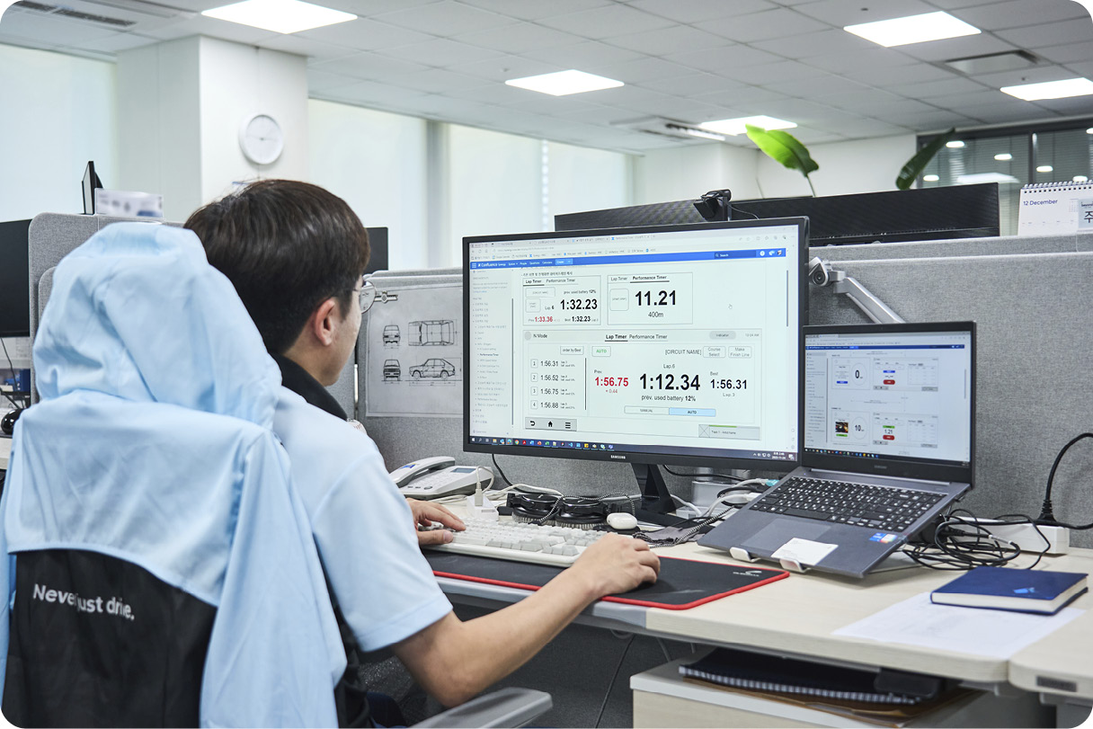 업무를 하고 있는 김효원 책임연구원