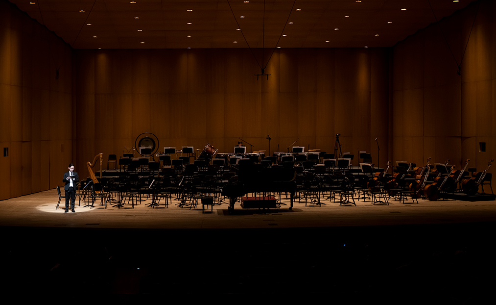 정기연주회의 시작에 앞서 관객에게 감사의 인사를 전하는 정성록 HPO 단장