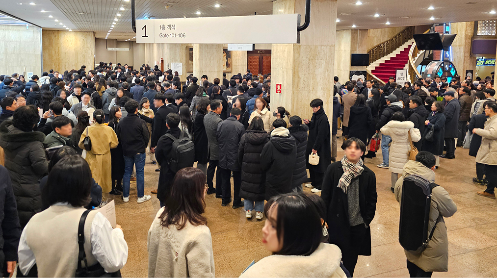 The lobby of the concert hall was bustling with conversations between family, acquaintances, colleagues, and performers for a long time after the concert ended.