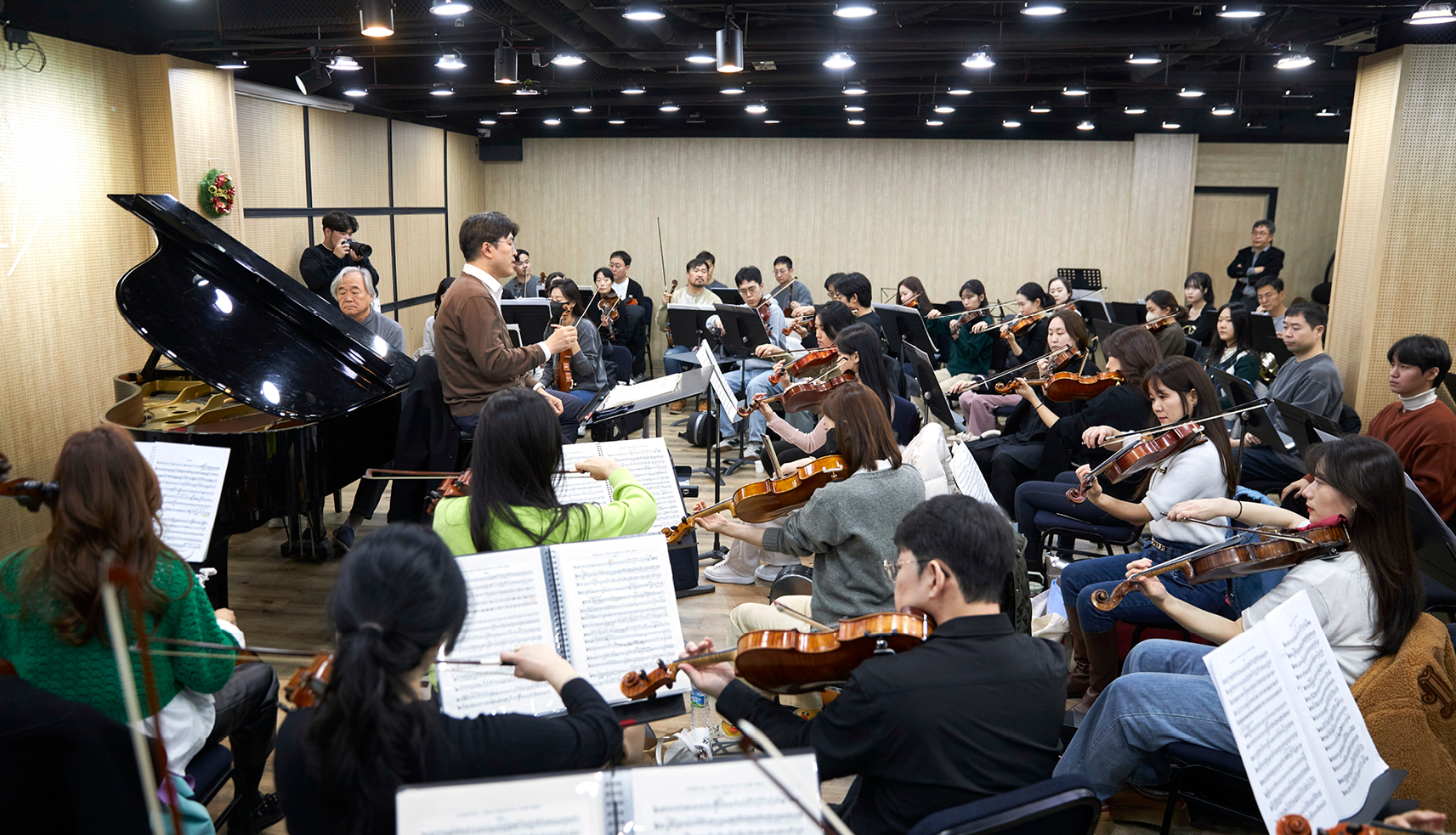 Members of the Hyundai Motor Group Philharmonic Orchestra communicated with pianist Kun-woo Paik and practiced to their best until the final rehearsal.