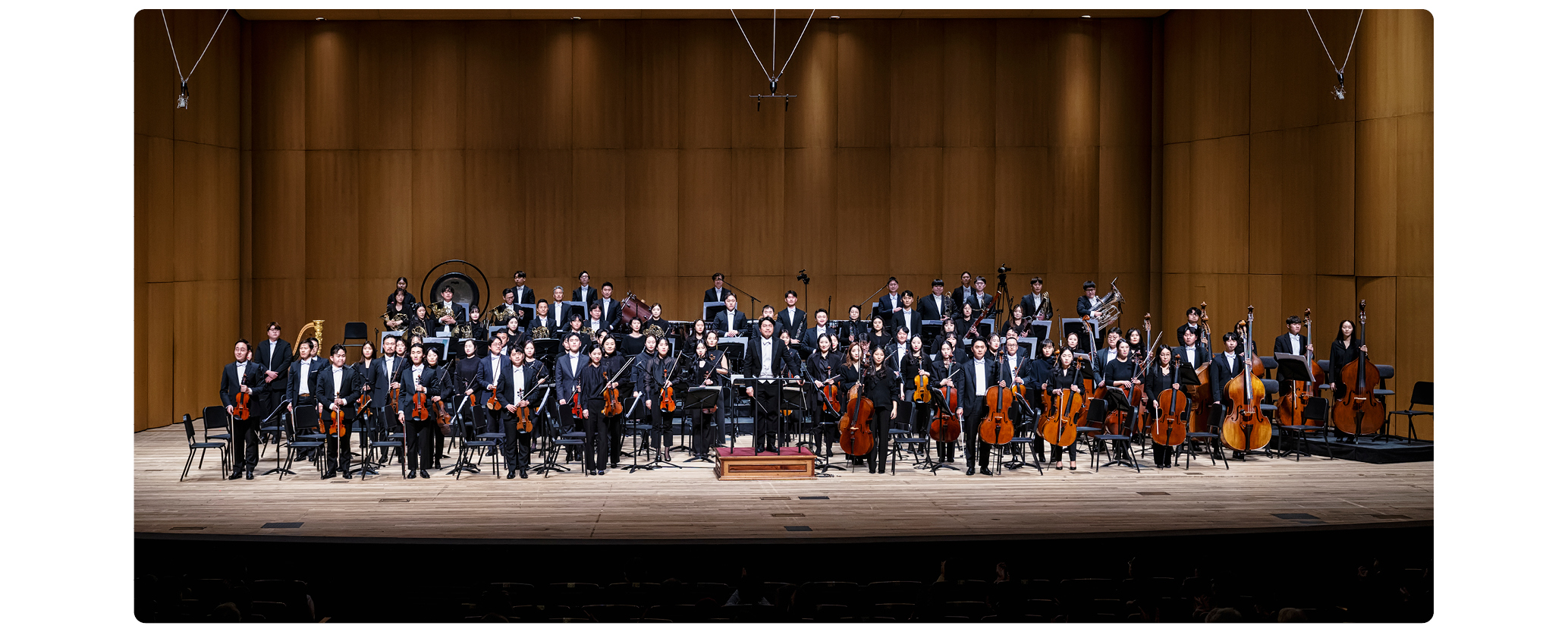 Members of the Hyundai Motor Group Philharmonic Orchestra greet the audience after finishing a annual concert
