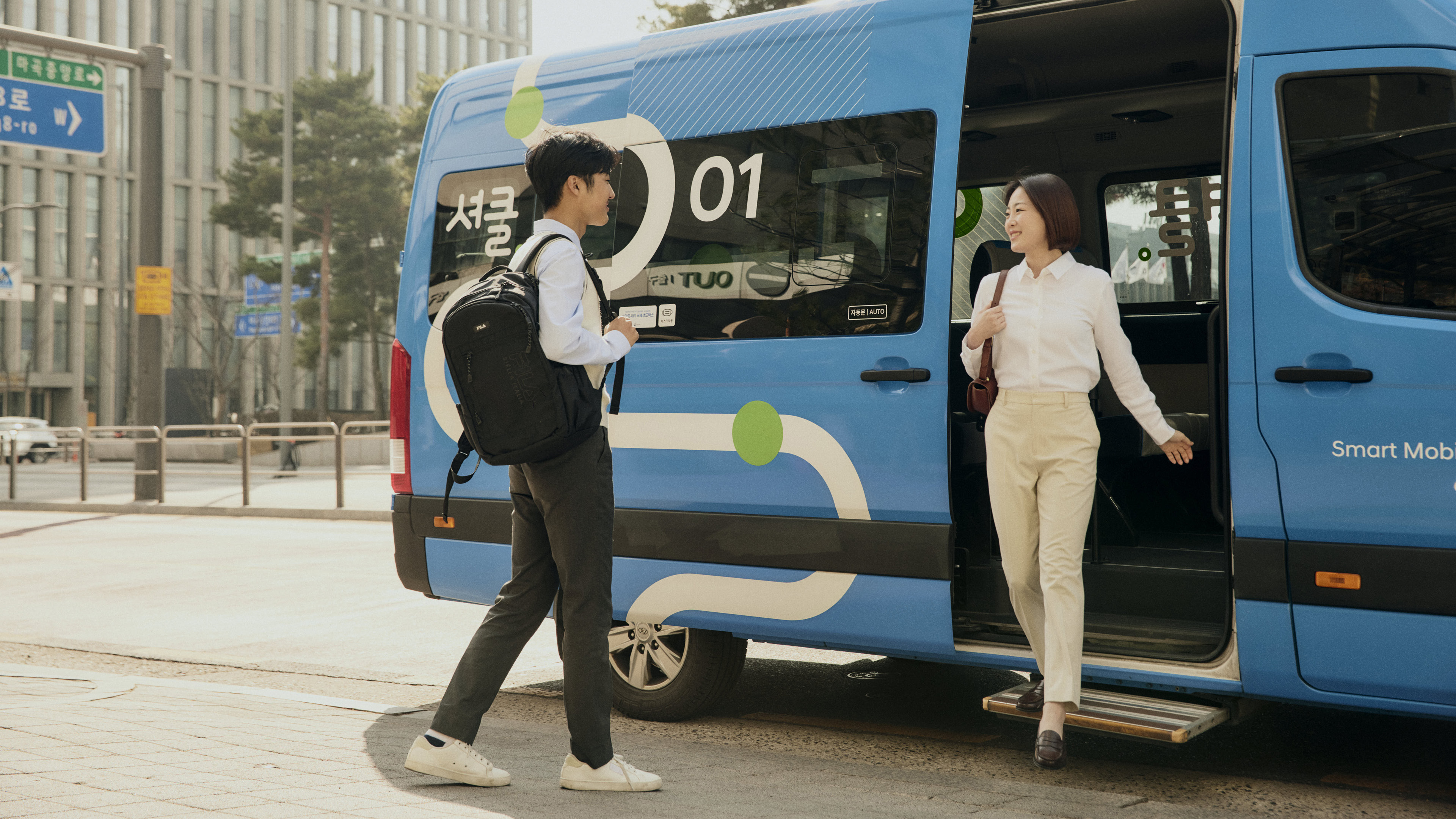 셔클에 탑승하고 하차하는 사람들