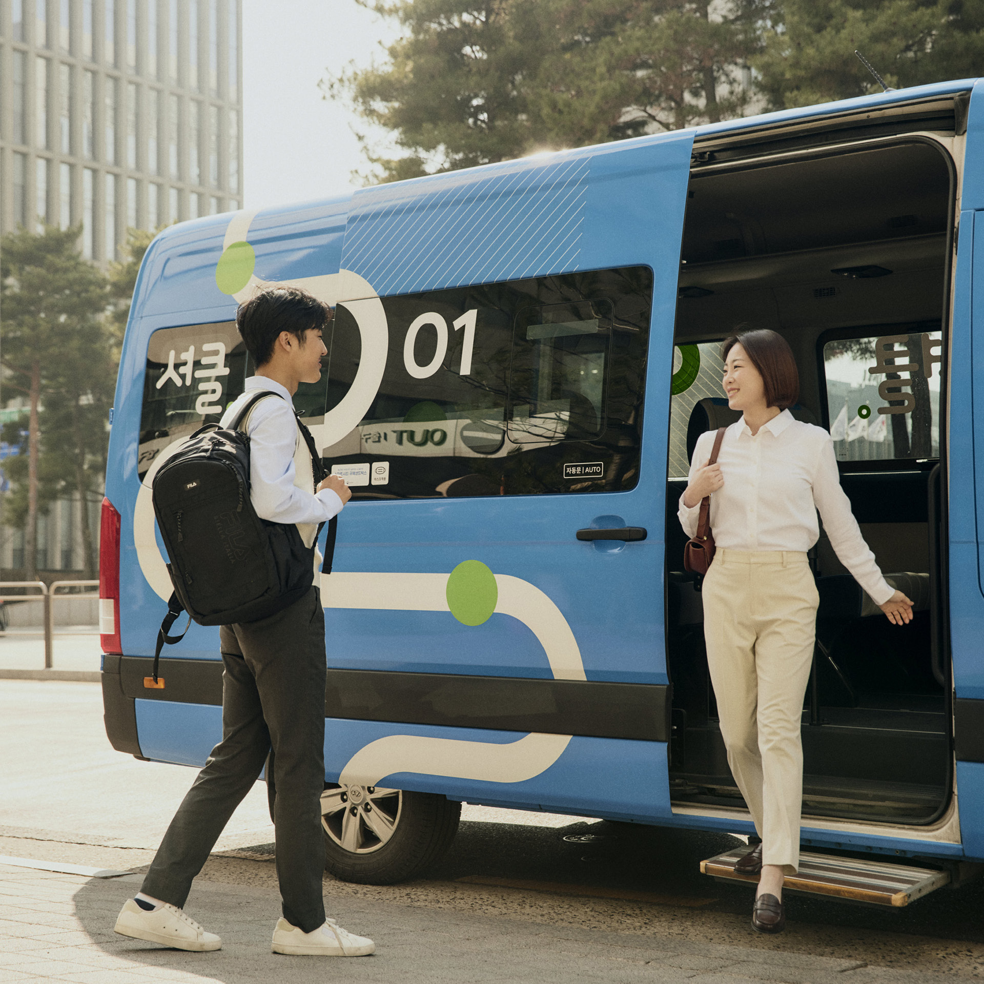 셔클에 탑승하고 하차하는 사람들