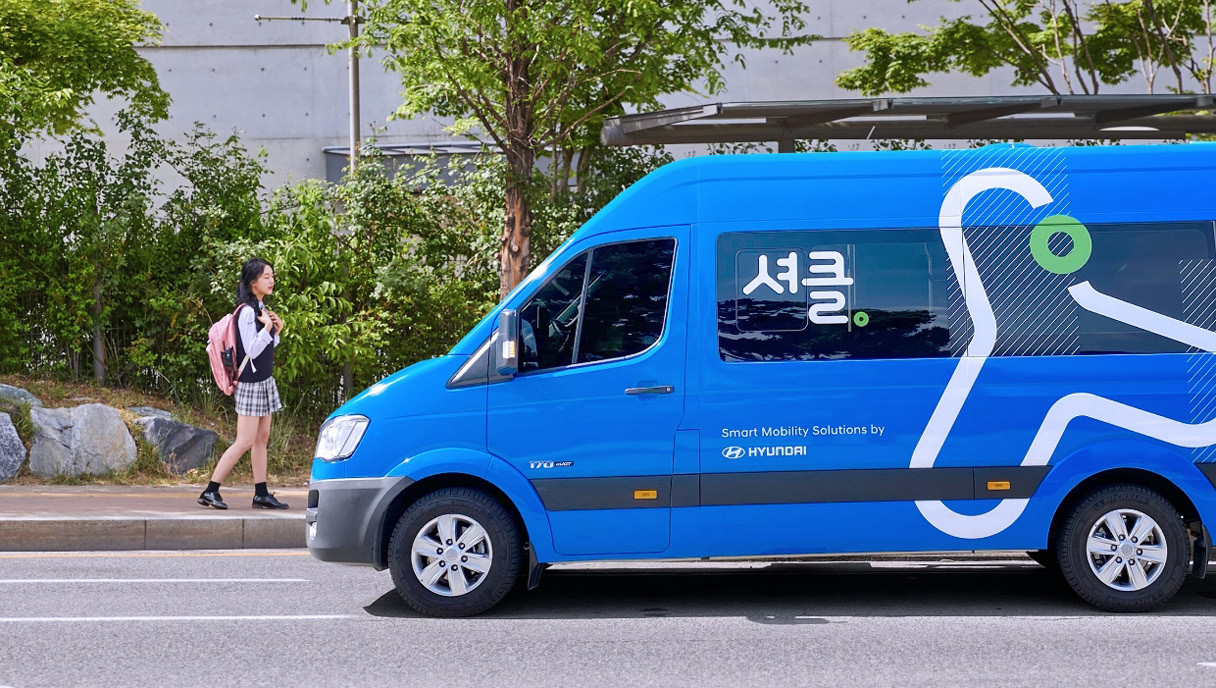 셔클에 탑승하기 위해 걷고 있는 여학생