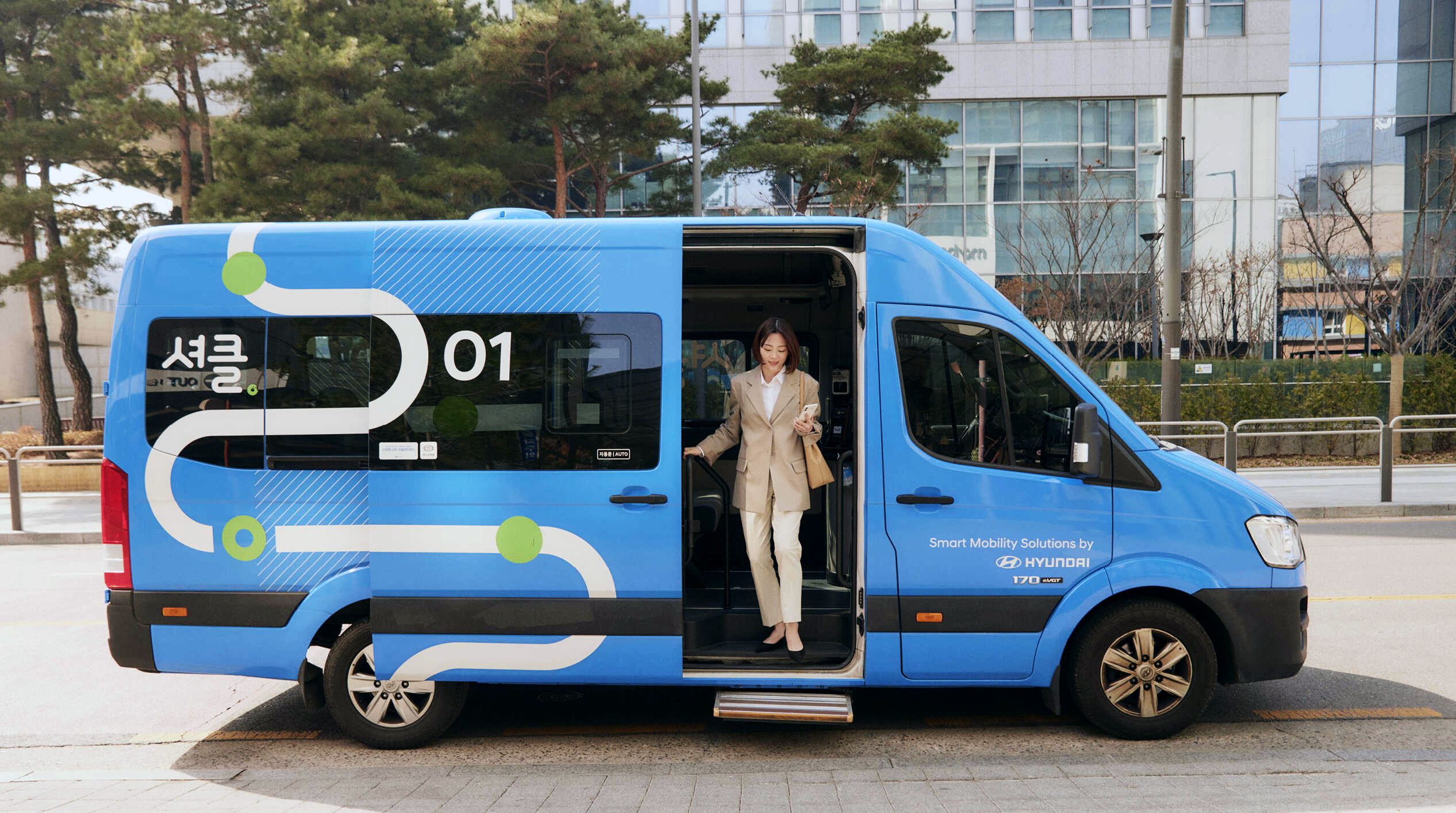 셔클에서 하차하는 탑승객