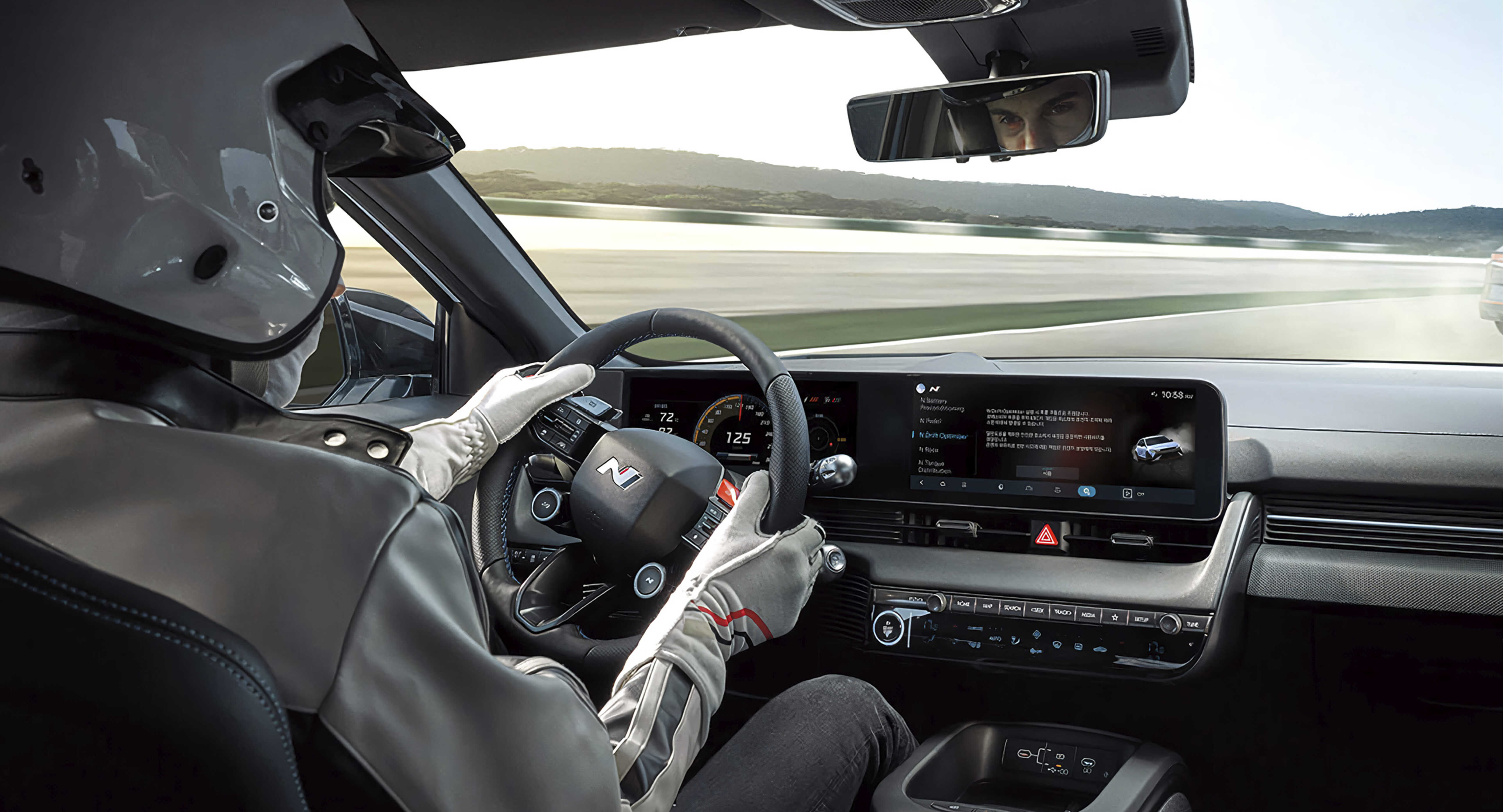 현대자동차 아이오닉 5 N을 운전하는 실내 모습