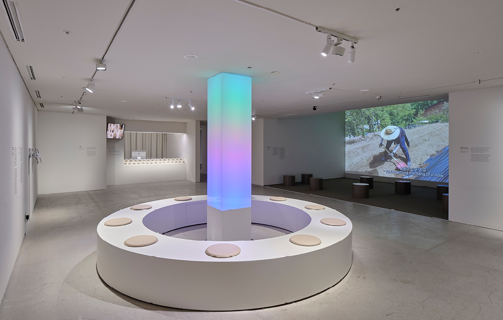 <프로젝트 해시태그 2023>의 랩삐, <강냉이 털어 국현감> 전시 전경