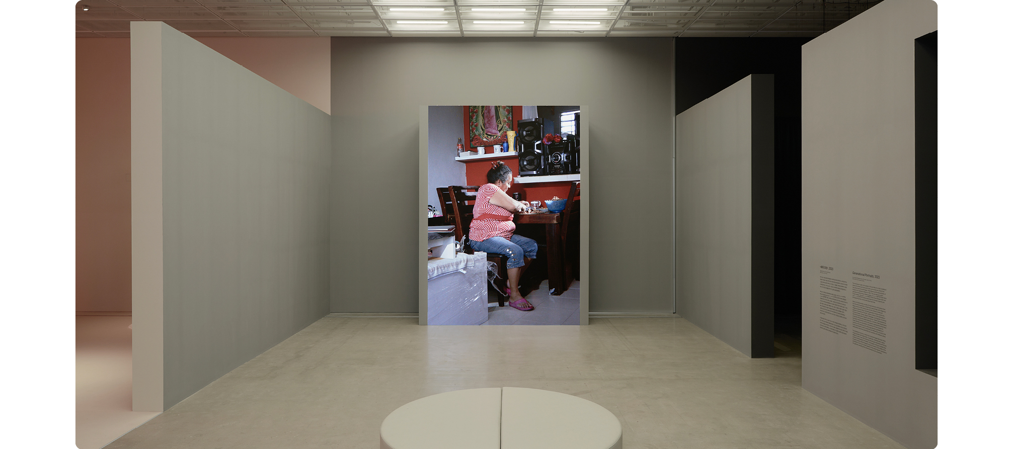 정연두, <세대 초상>, 2023, 2채널 HD 비디오, LED 스크린, 컬러, 22분, 500 x 350 cm (2). 전시 전경. 작가 소장