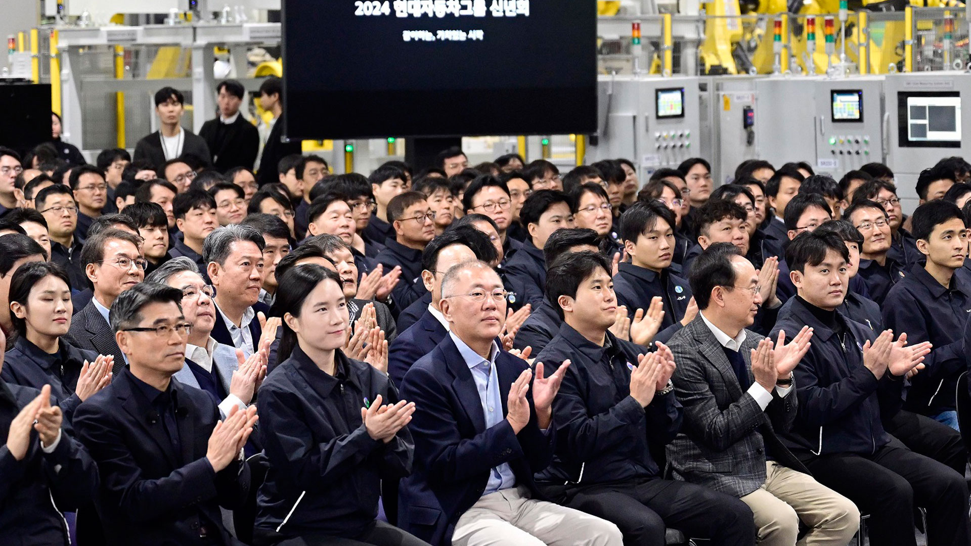 Hyundai Motor Group Executive Chair Euisun Chung looks around Kia AutoLand Gwangmyeong and encourages the employees