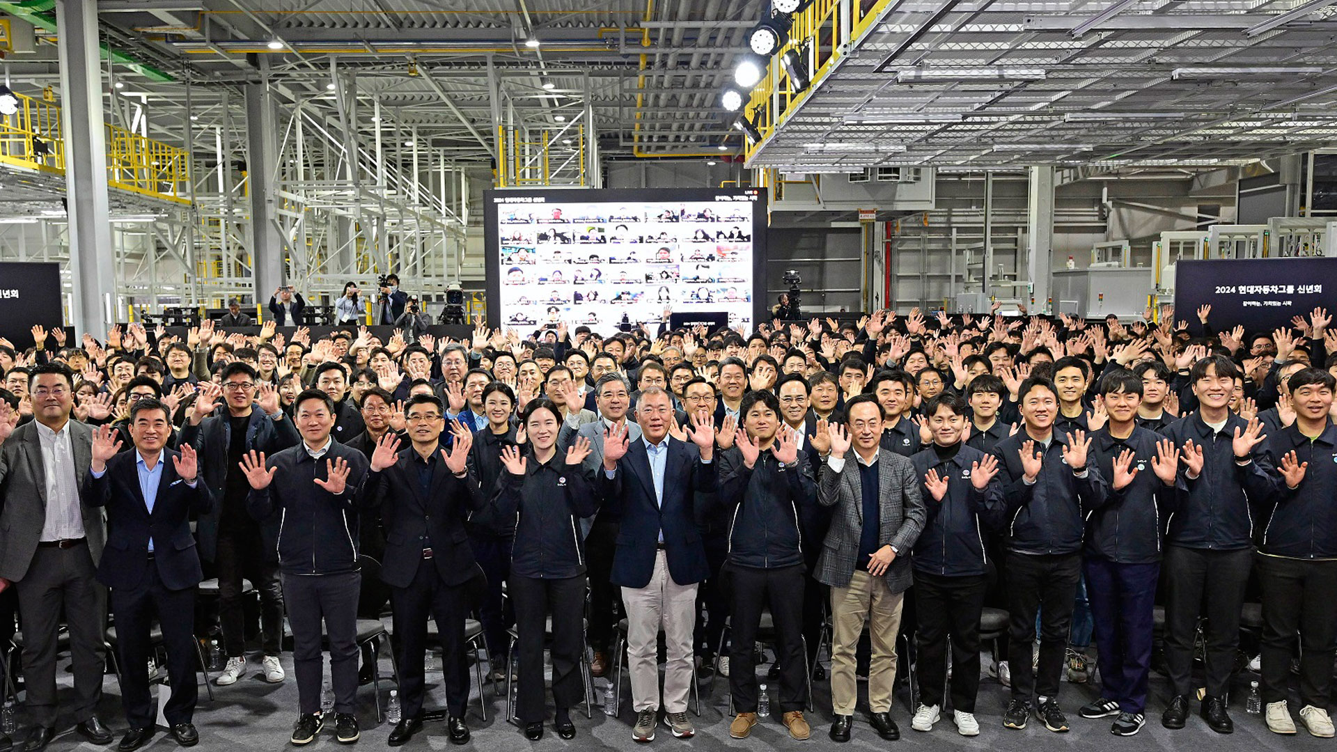 Hyundai Motor Group Executive Chair Euisun Chung looks around Kia AutoLand Gwangmyeong and encourages the employees