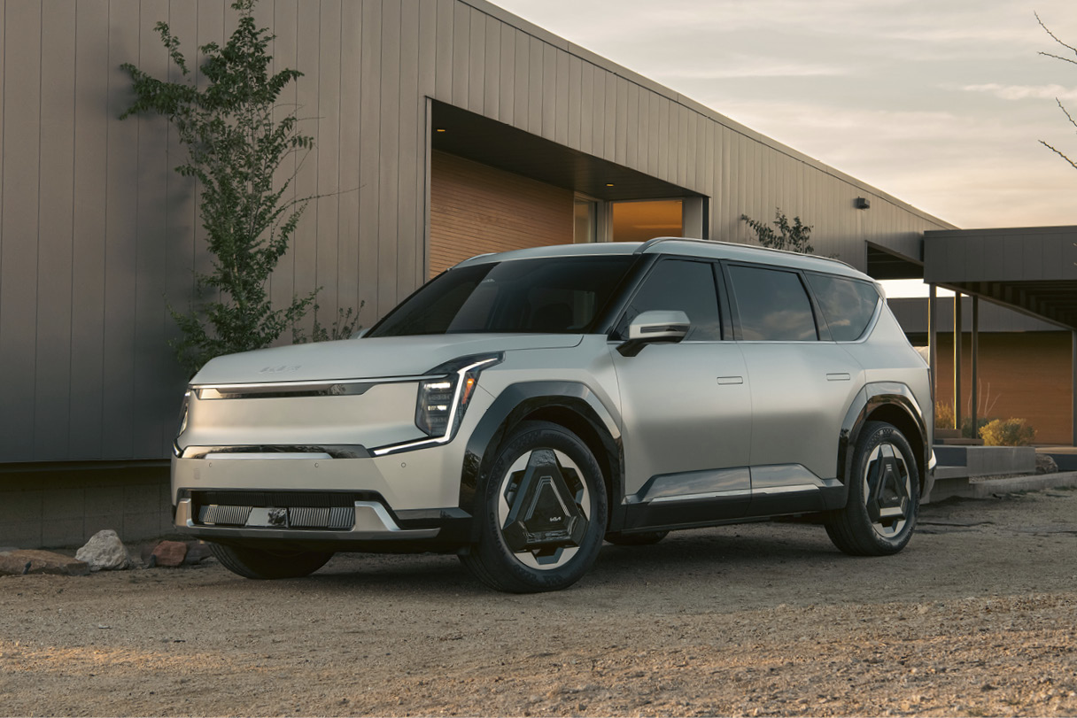 EV9이 미국 서부 저택을 배경으로 정차한 전측면 모습