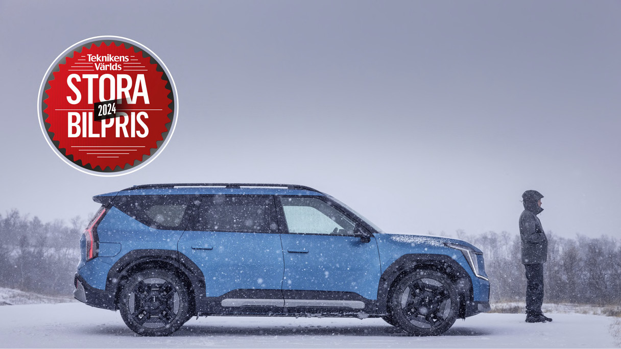 눈 내리는 숲에 EV9의 측면을 비춘 모습