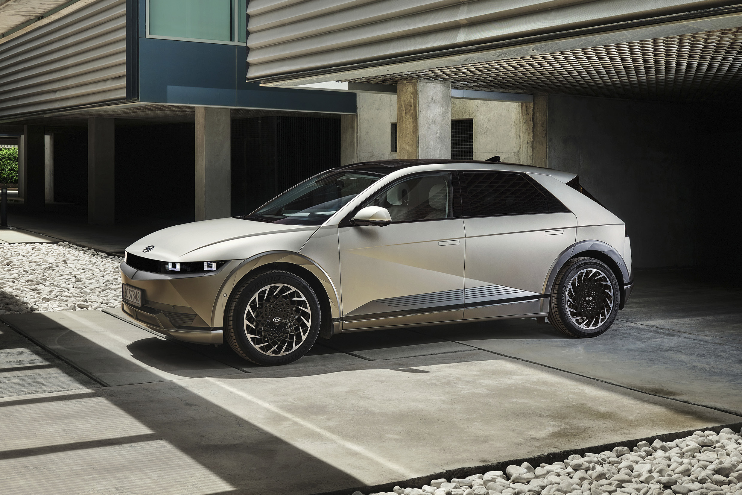 밝은 바닥 위에 정차한 아이오닉 5의 전측면 모습