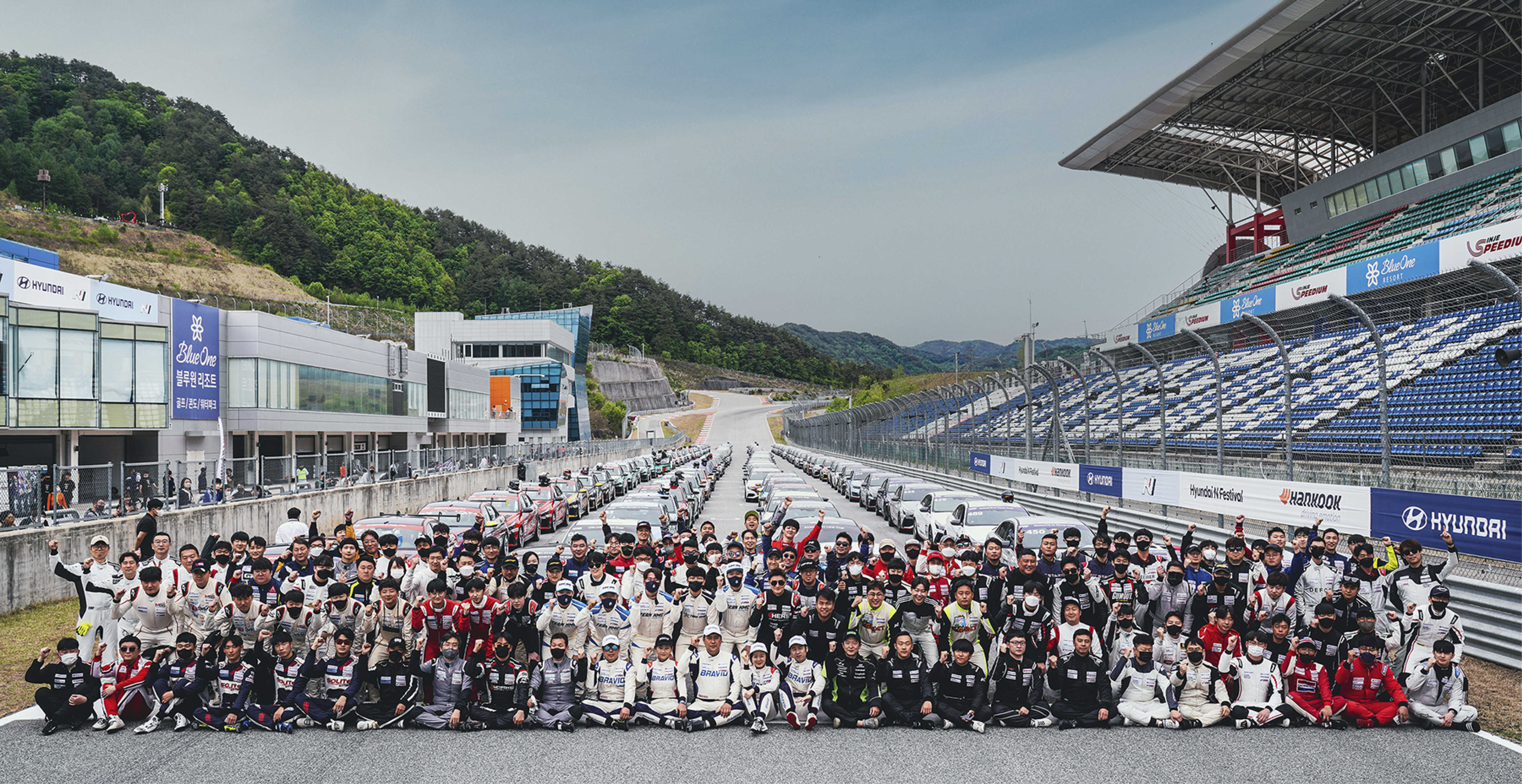 트랙 위에 모든 차량을 정렬세우고 다함께 모여 사진을 찍고 있는 현대 N 페스티벌의 참가자들