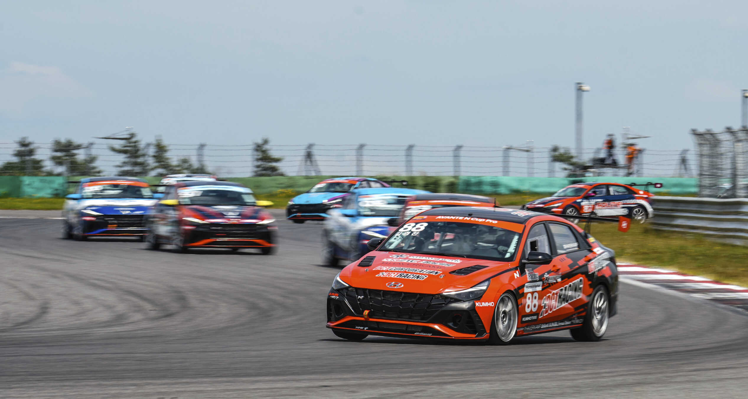 코너에서 치열하게 선두다툼을 하고 있는 여러 대의 경주차들