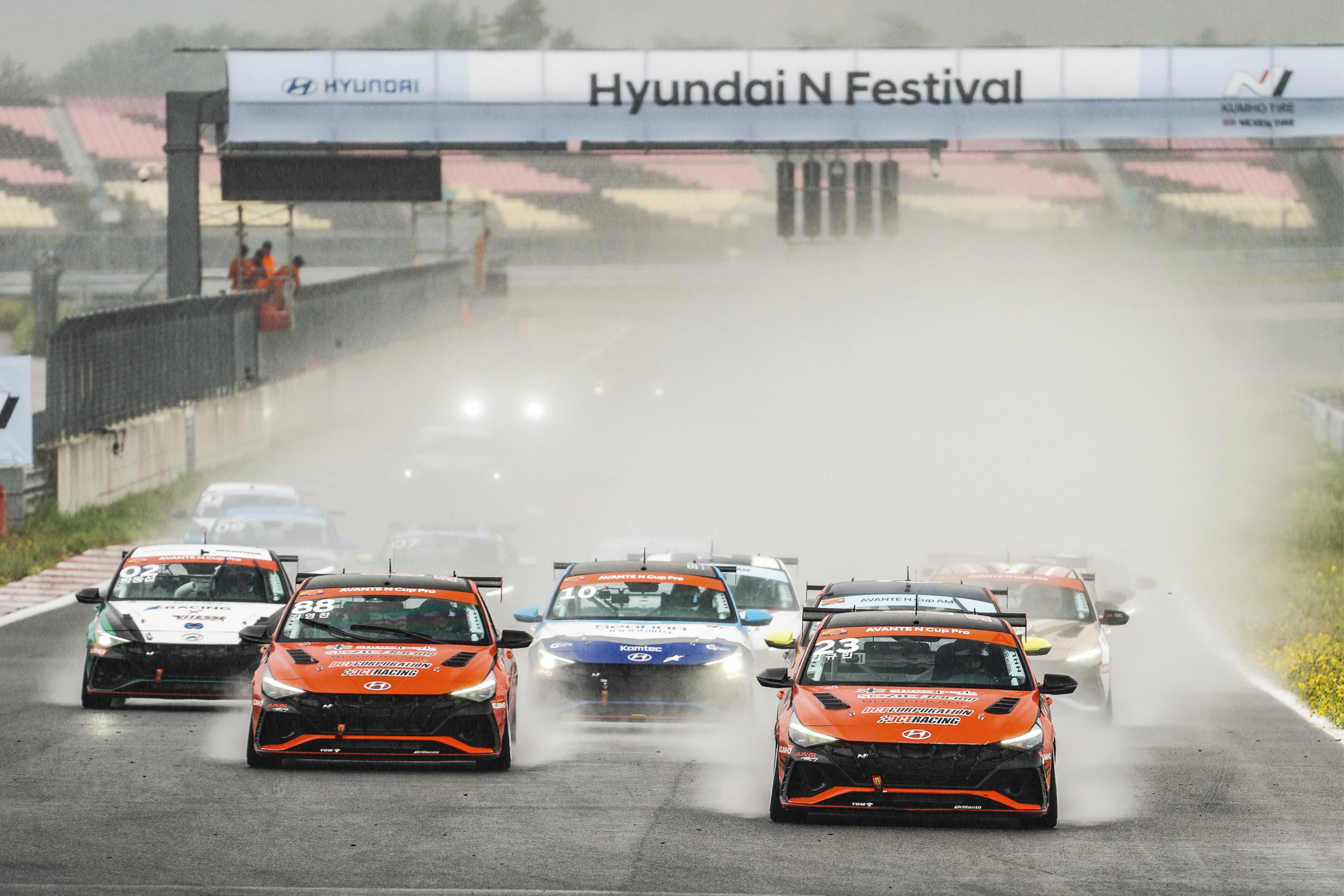 출발 신호가 떨어지자 먼지를 일으키며 달려 나가는 여러 대의 경주차