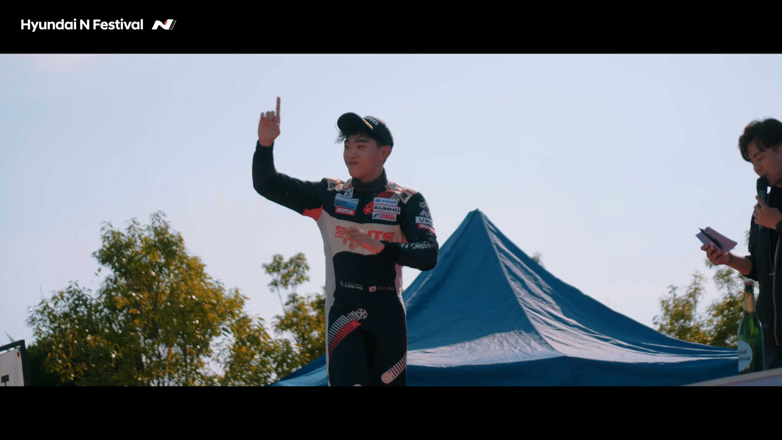 경주가 끝난 후 승리의 세레모니를 하는 선수의 모습