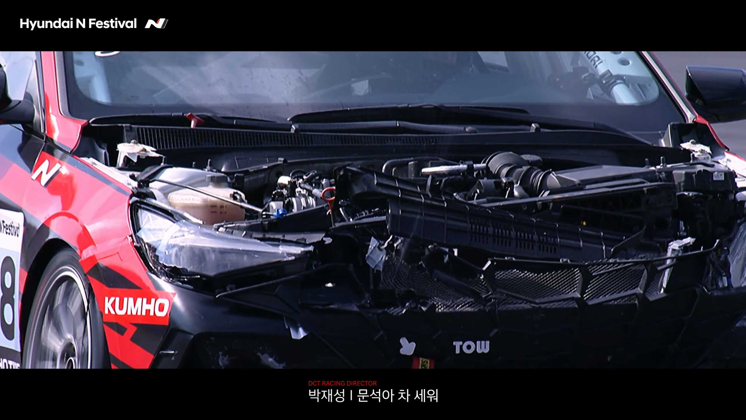 사고로 엔진룸이 드러난 경주차