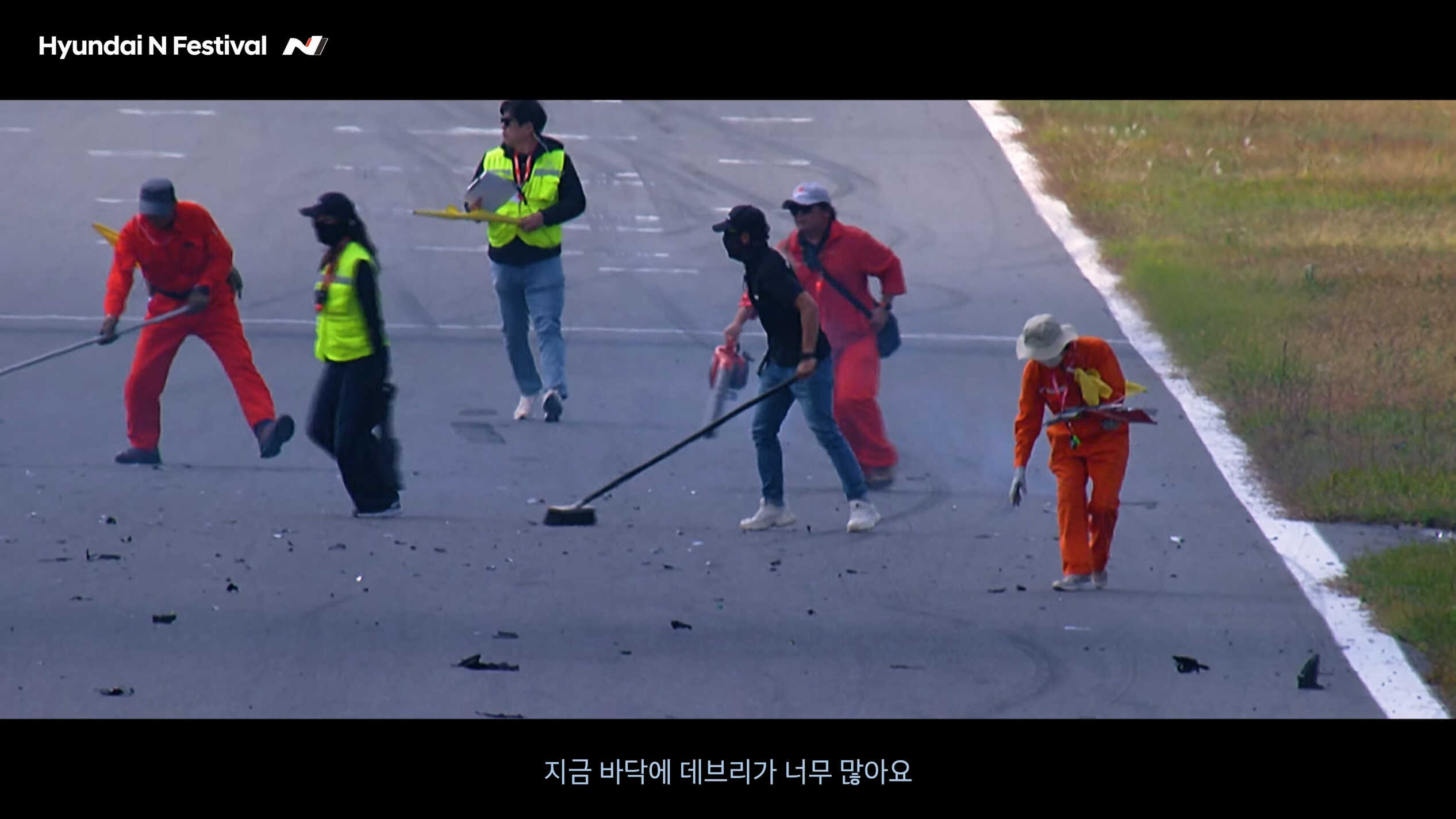 사고 후 잔해를 수습 중인 사람들