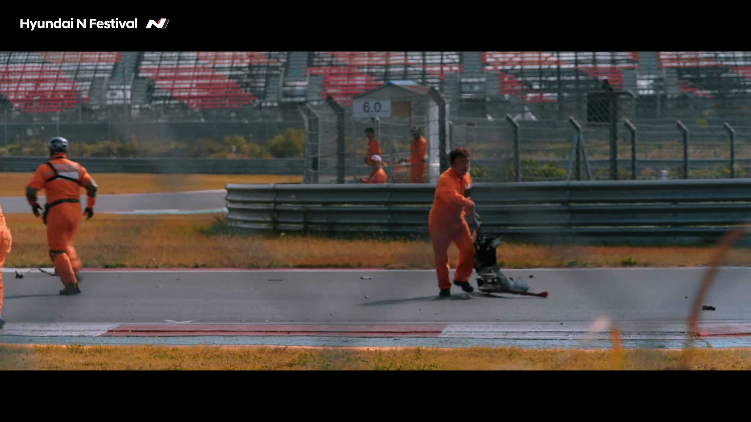 사고 후 잔해를 처리하는 사람들