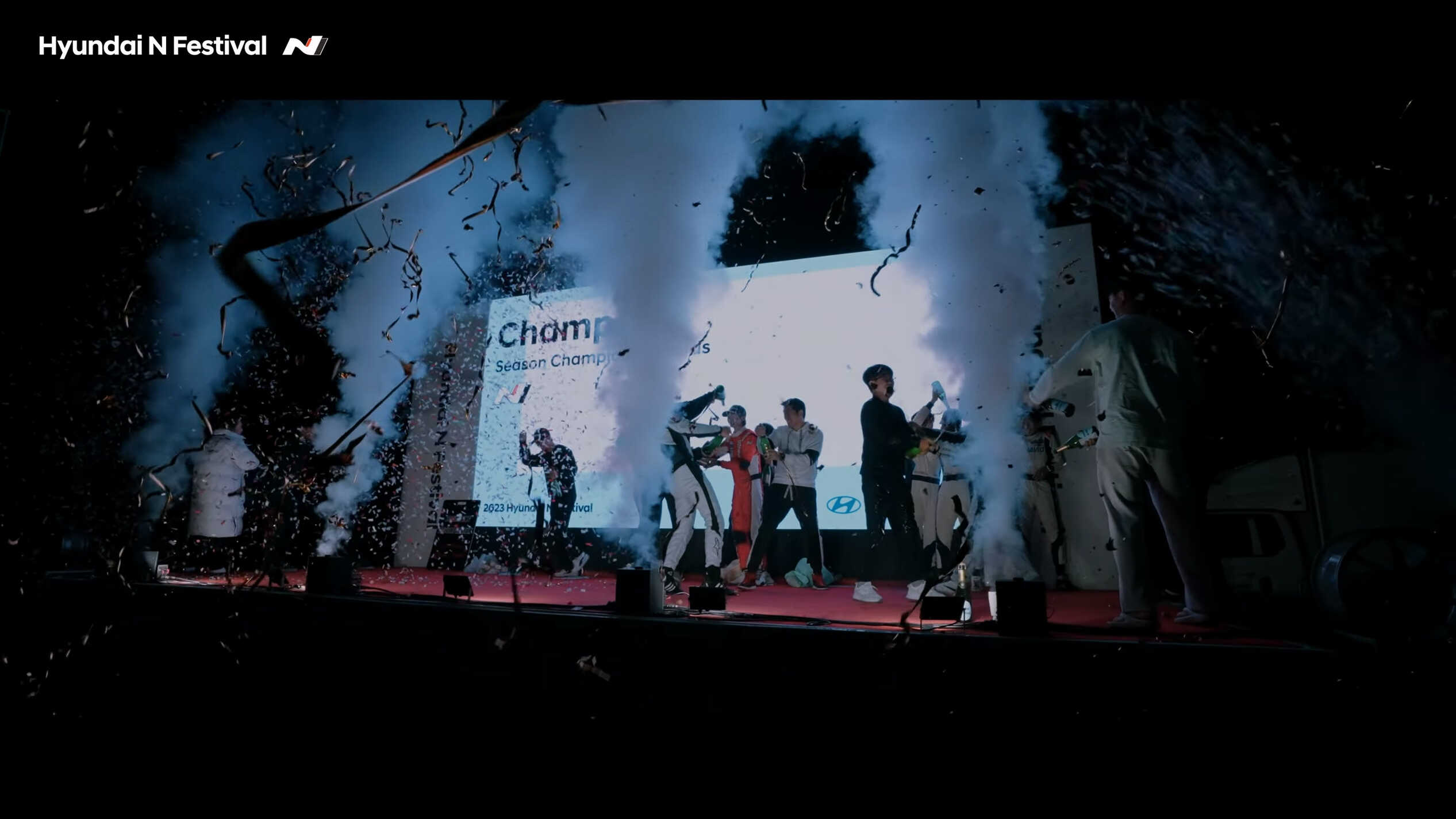 모든 경기가 끝나고 다함께 축하하는 선수들