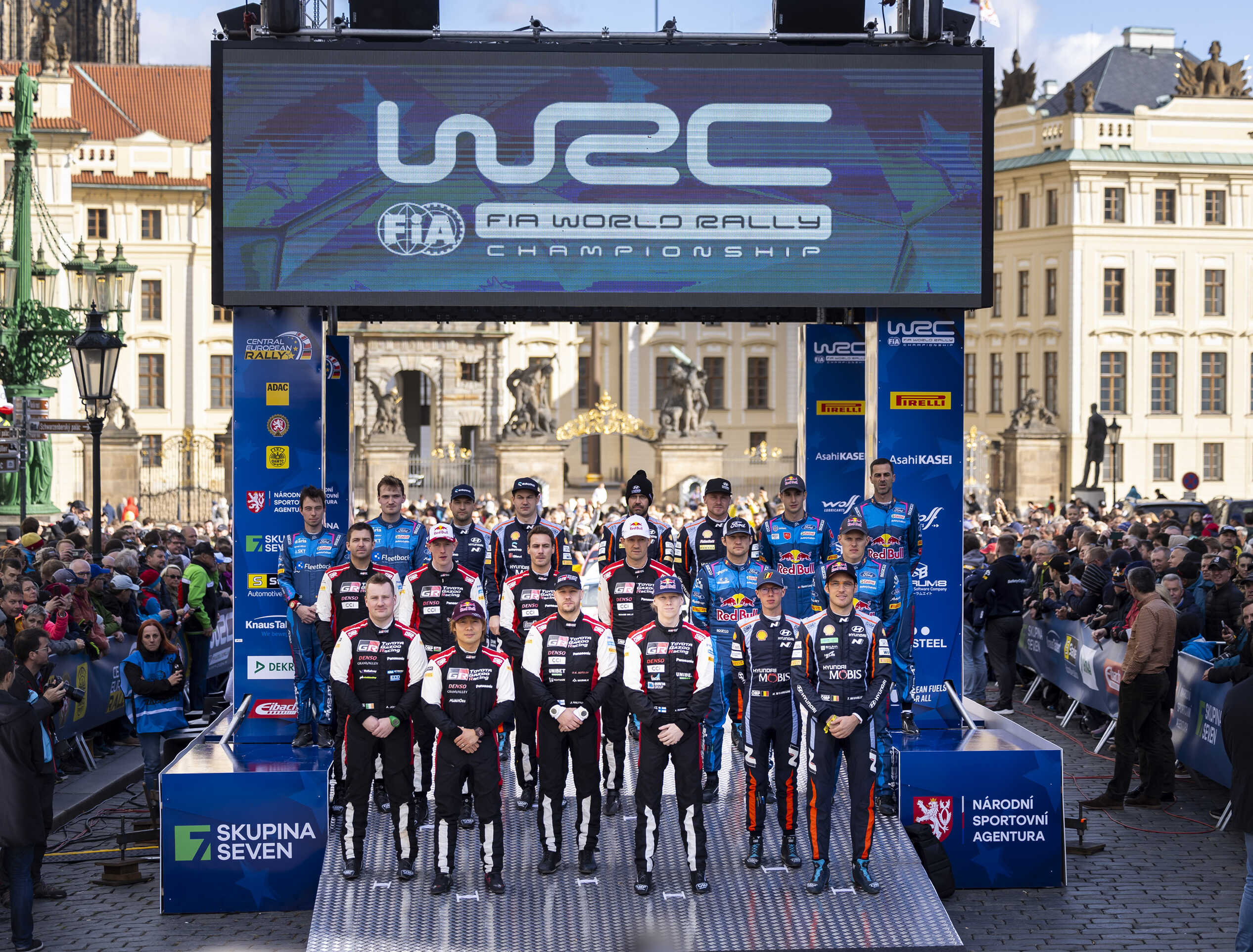 WRC 드라이버가 스탠드에 올라 포즈를 취한 모습