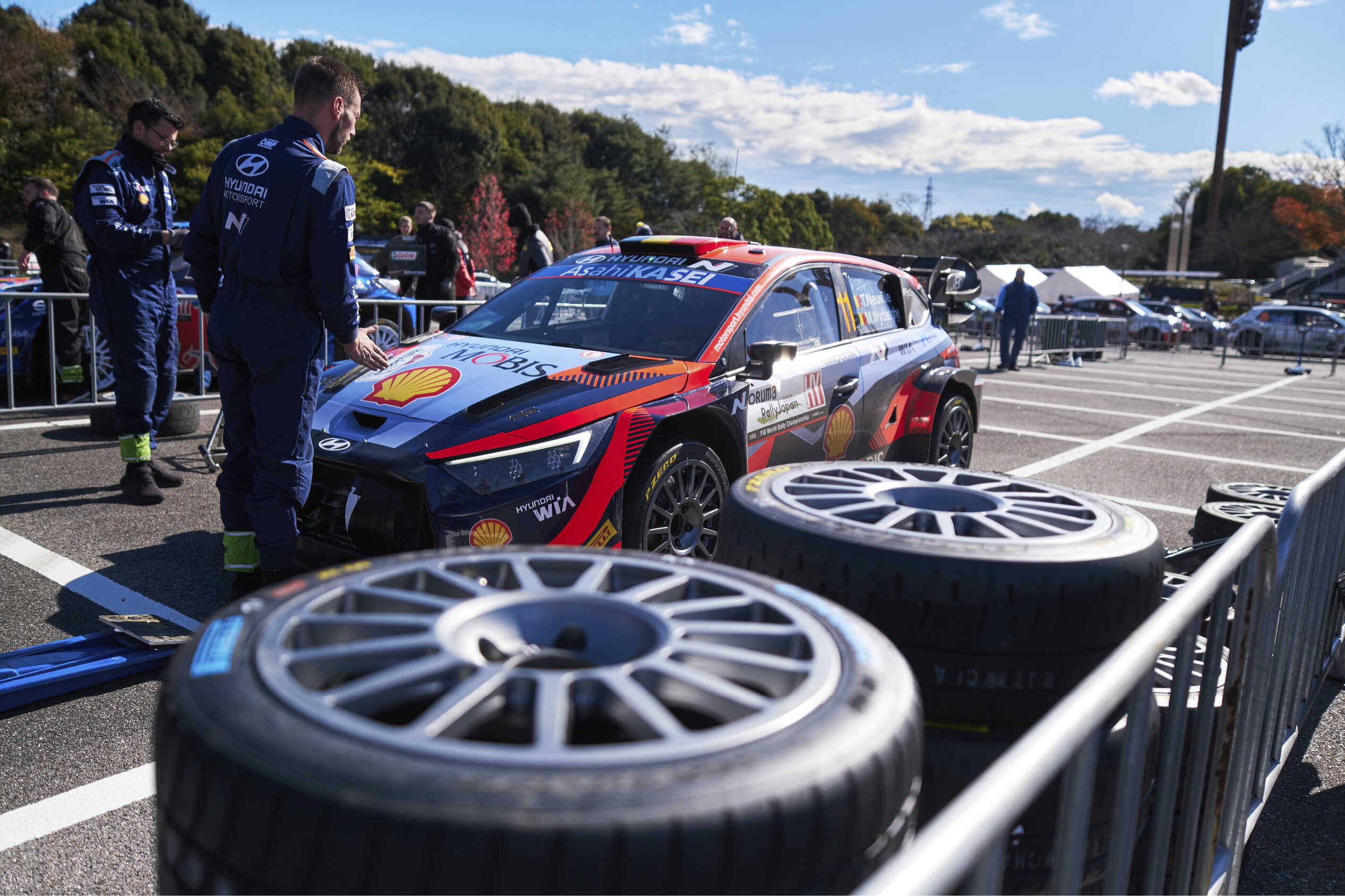 i20 랠리카가 정비를 위해 주차장에 정차한 모습