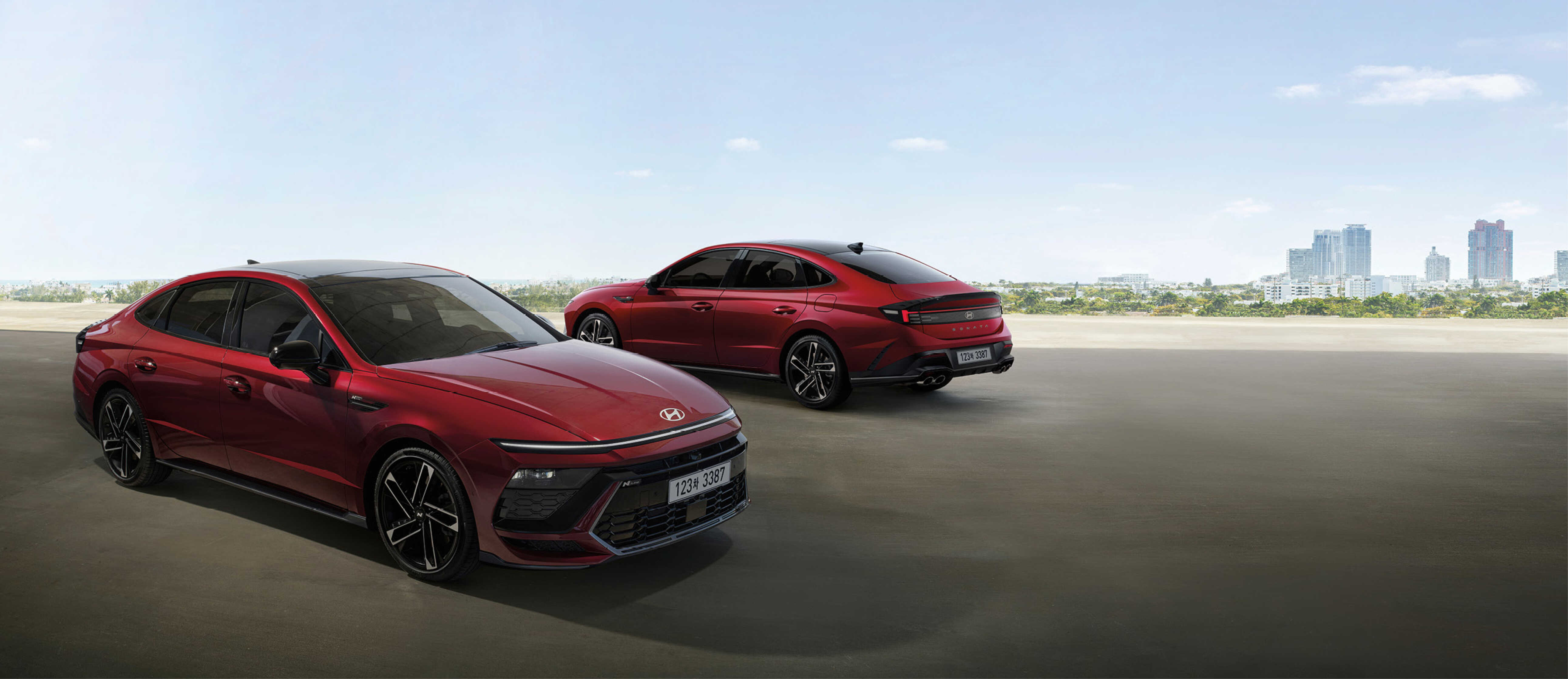 빨간색의 쏘나타 디 엣지 전측면과 후측면