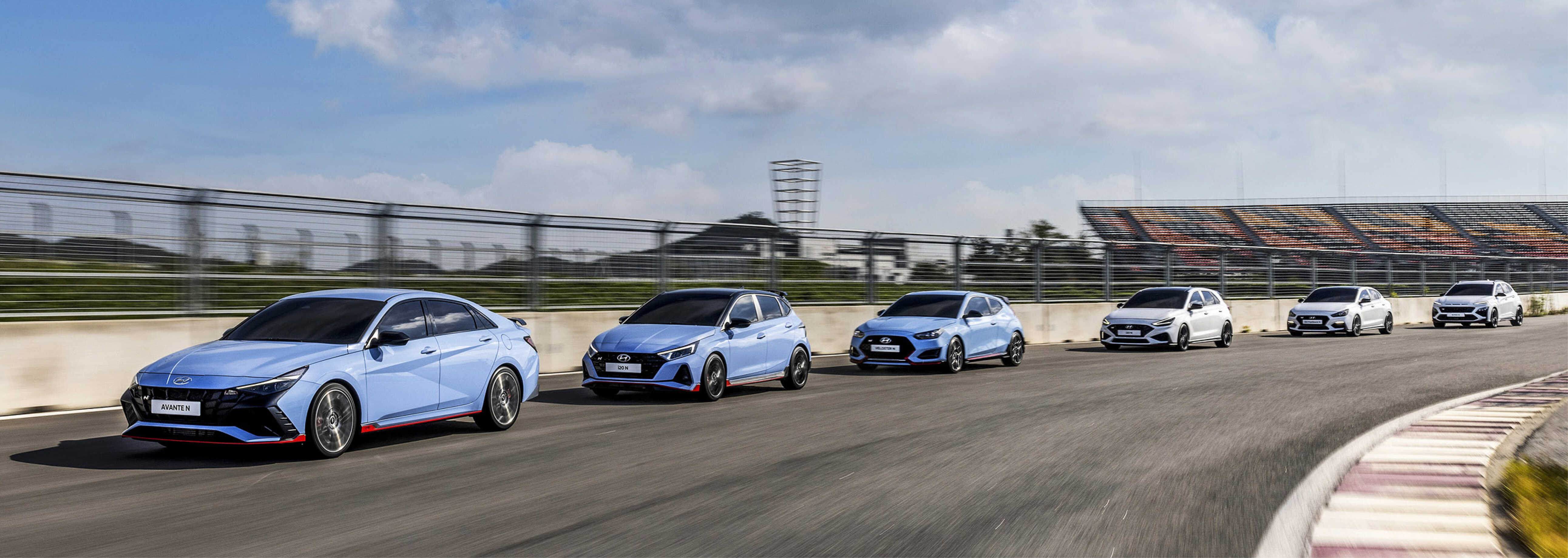 6대의 고성능 N 브랜드 모델들이 줄줄이 트랙을 질주하는 모습