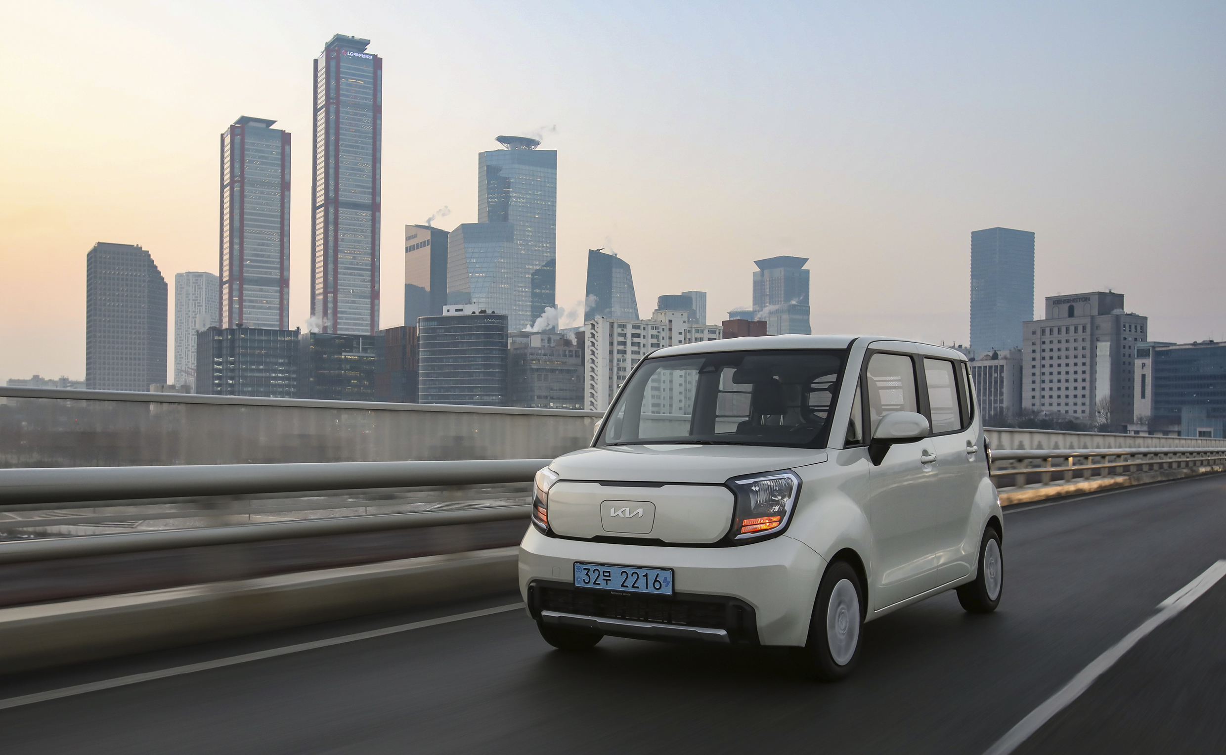 레이 EV의 주행하는 모습